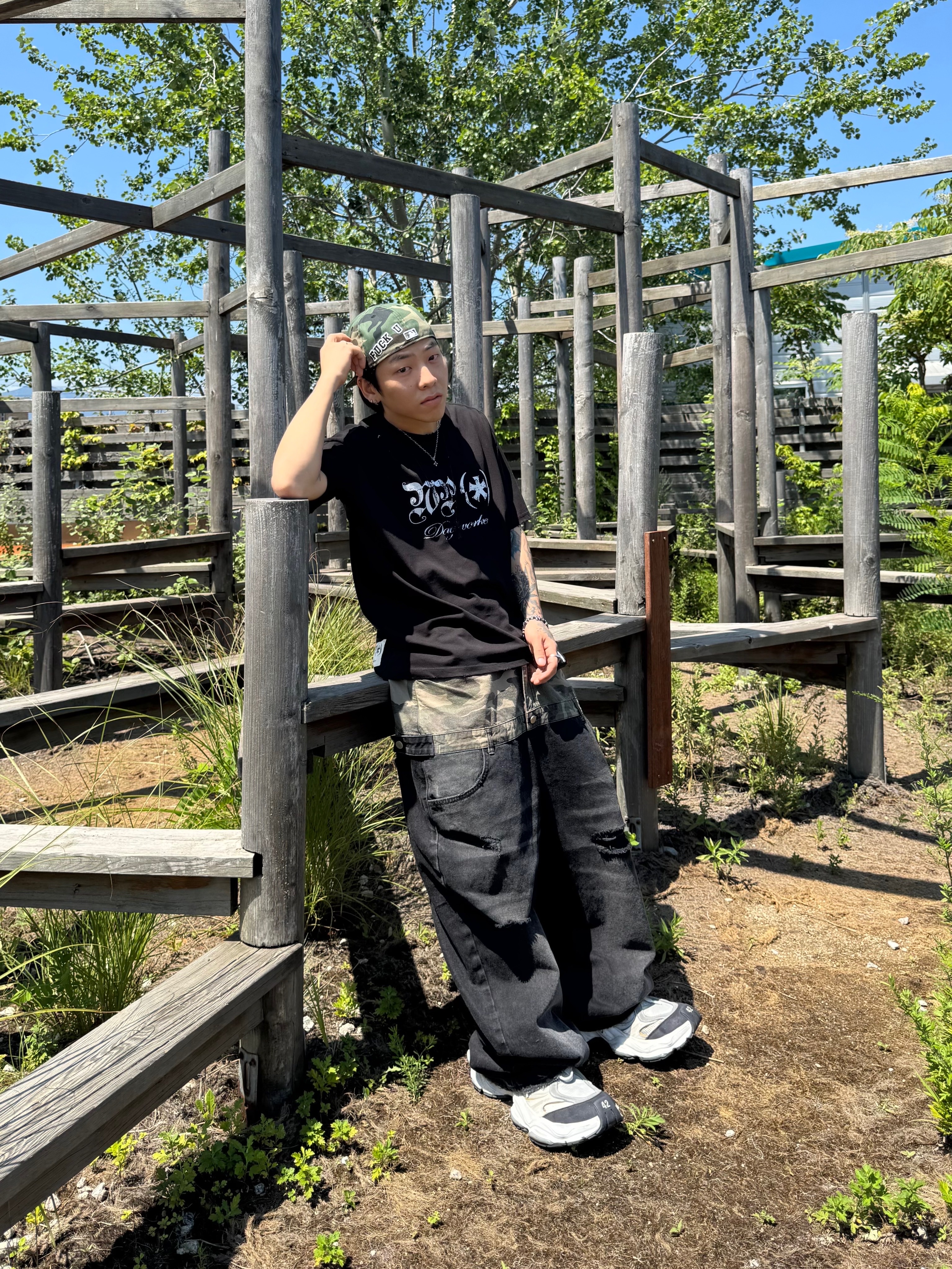 Wapworks Dayworker T-Shirt Black, Balenciaga Cargo Sneakers White Grey 착용 스타일 - 2