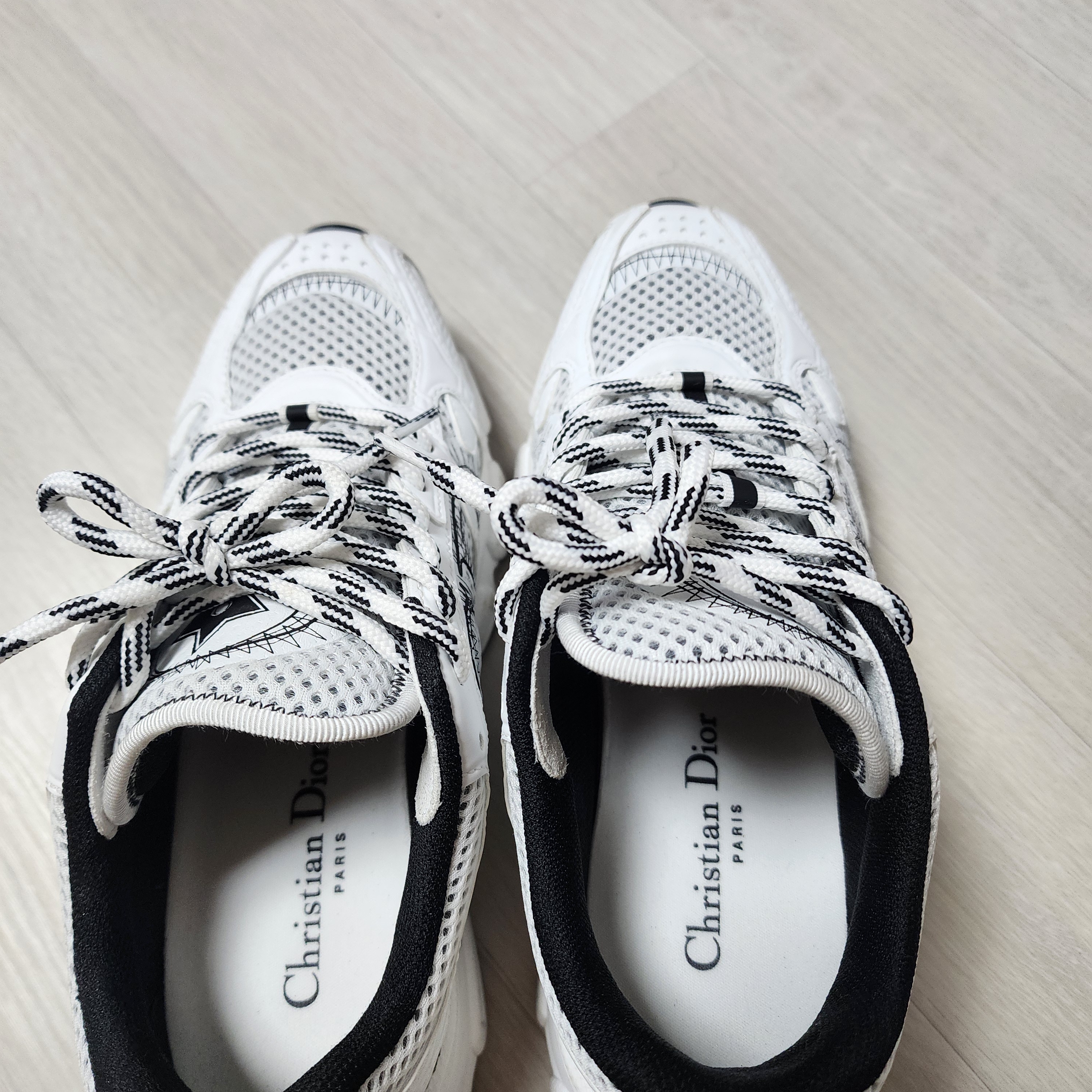 (W) Dior Chrono Sneakers Mesh Laminated Leather White Black 착용 스타일 - 3