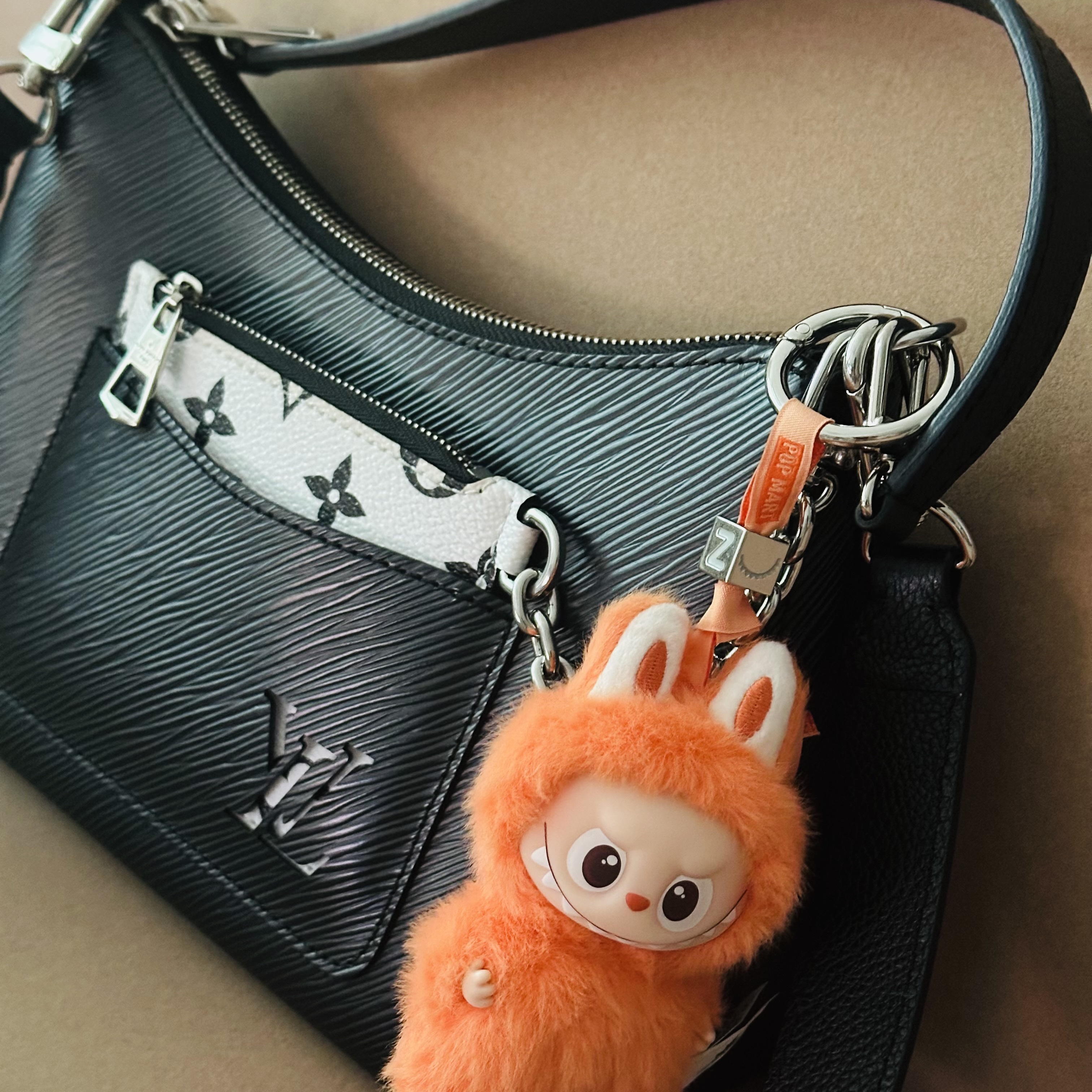 Pop Mart Labubu The Monsters Pin For Love Series Vinyl Plush Pendant (N-Z) Z (Opened Case) 착용 스타일