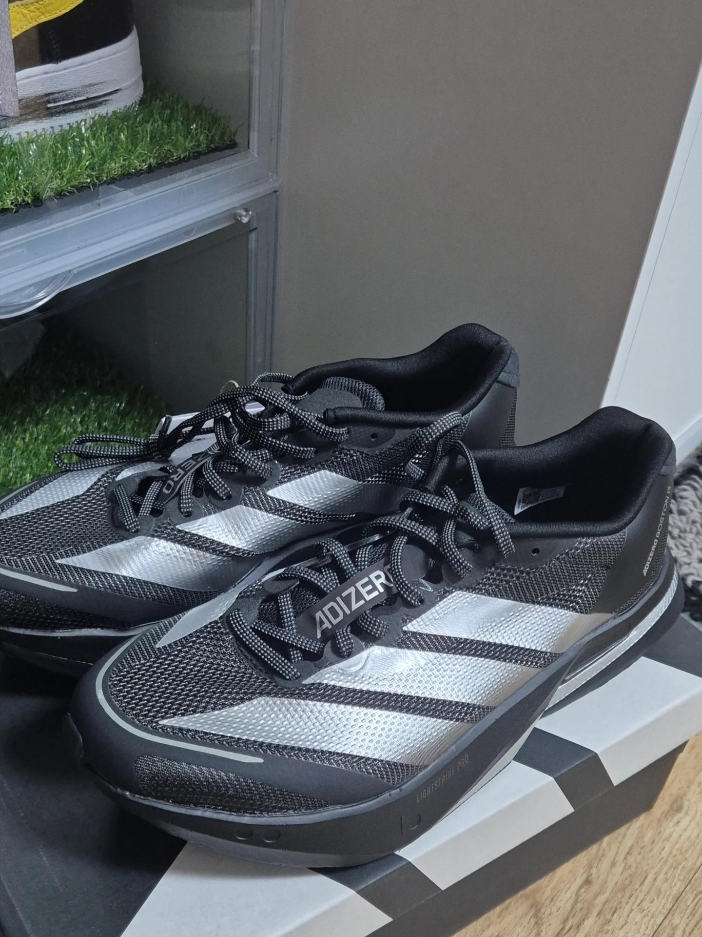 Adidas Adizero Boston 13 M Core Black Silver Metallic 착용 스타일