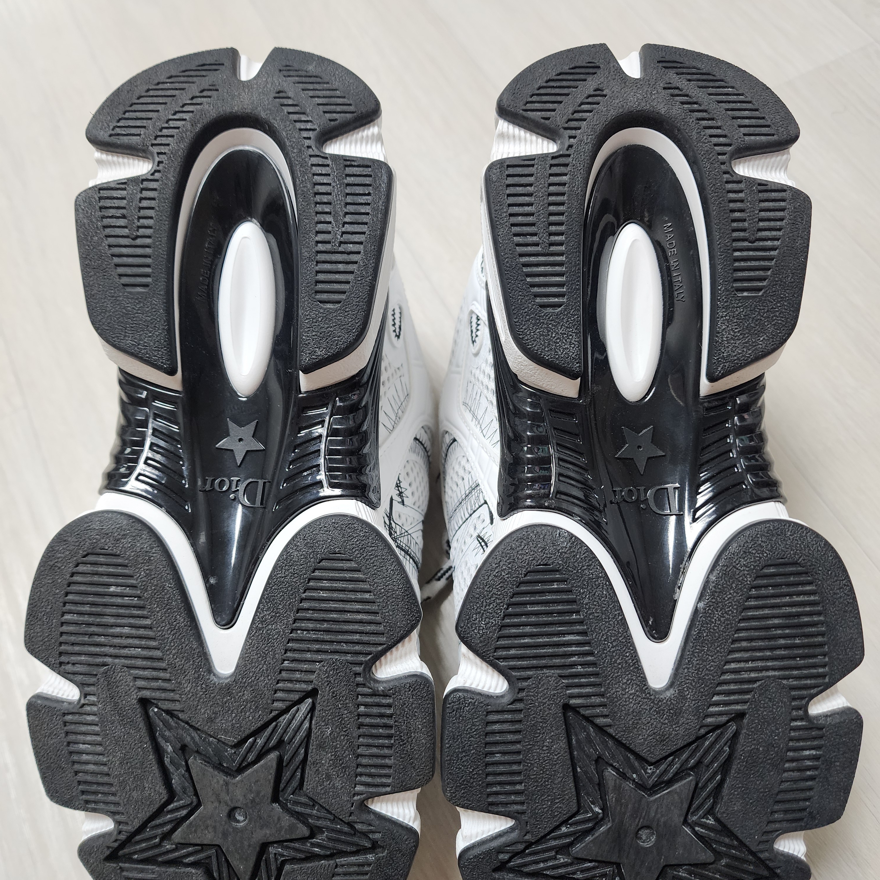 (W) Dior Chrono Sneakers Mesh Laminated Leather White Black 착용 스타일 - 4