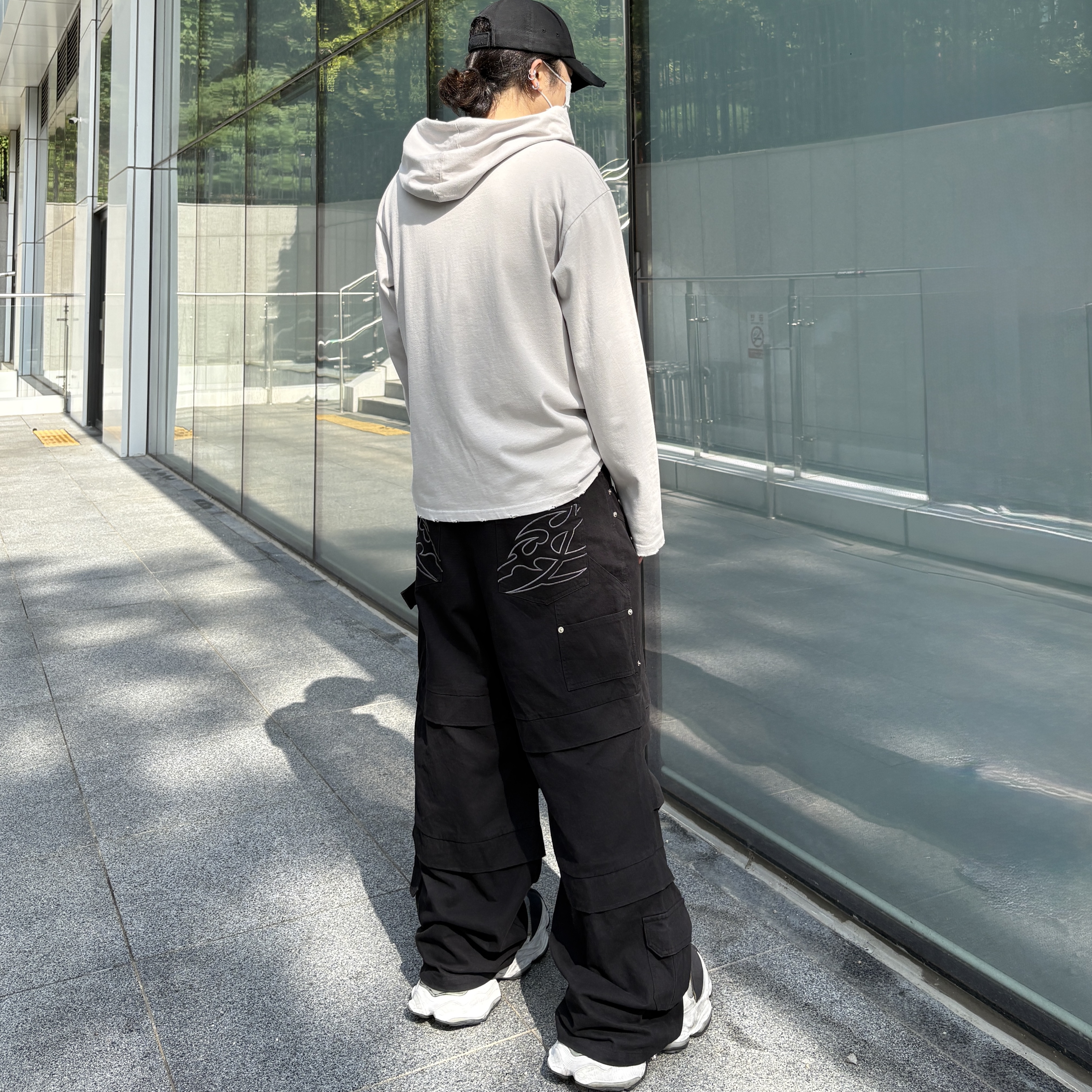Flavorism Double Layered Carpenter Baggy Pants Black, Flavorism Hoodie Long Sleeve Gray 착용 스타일 - 1