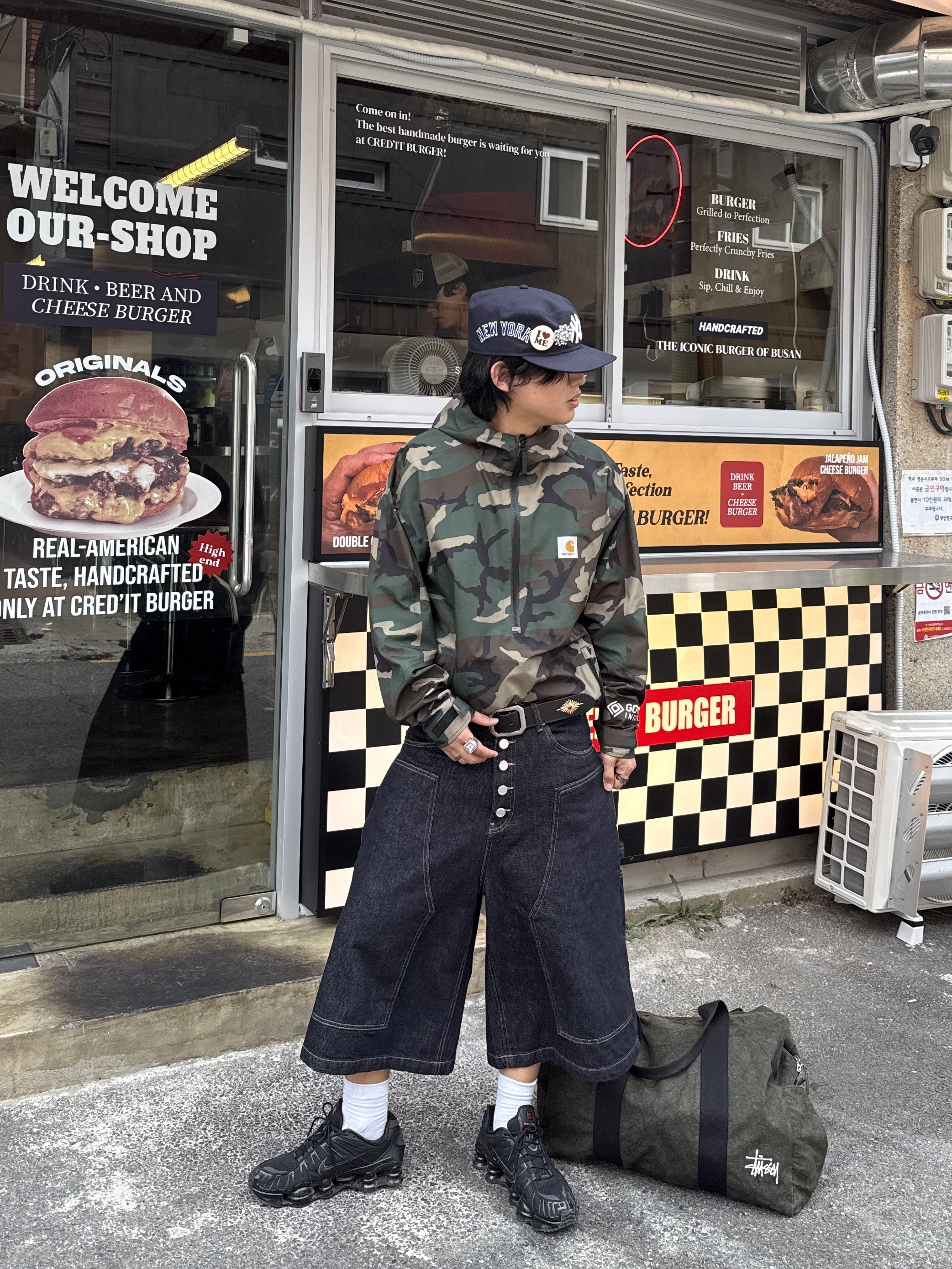 STEEPC Lazy Indigo Bermuda Jeans, Nike Shox TL Black Metallic Hematite 착용 스타일 - 1