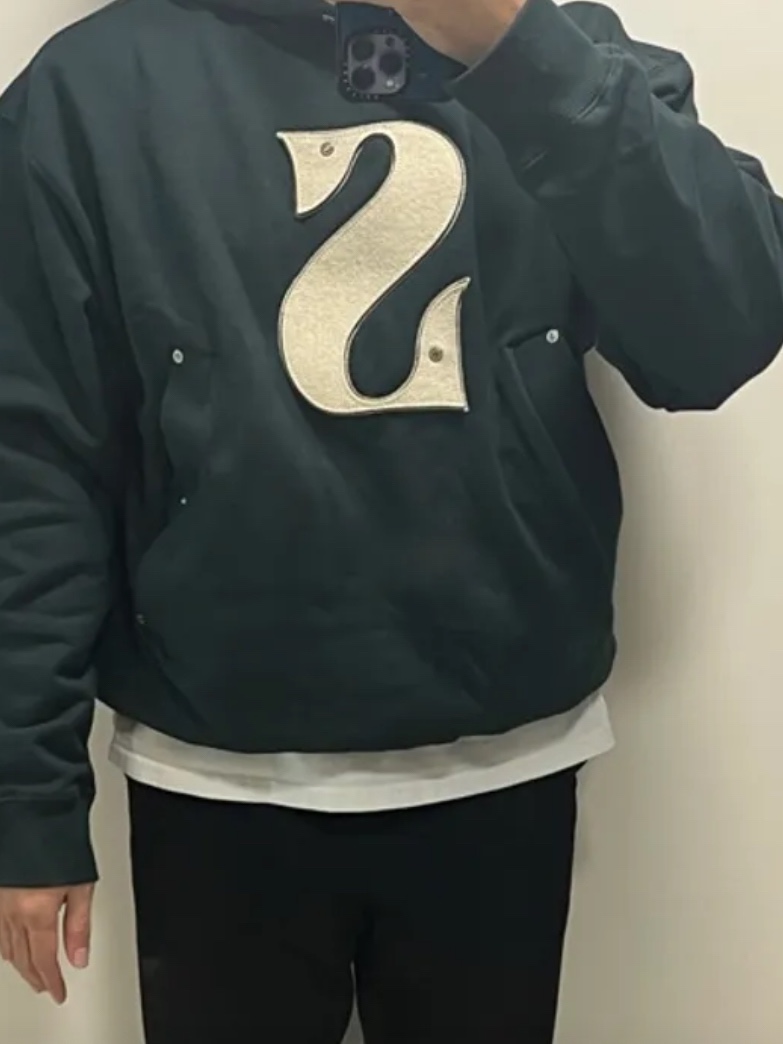 SATUR Rivet Applique Pocket Logo Hoodie Classic Green 착용 스타일