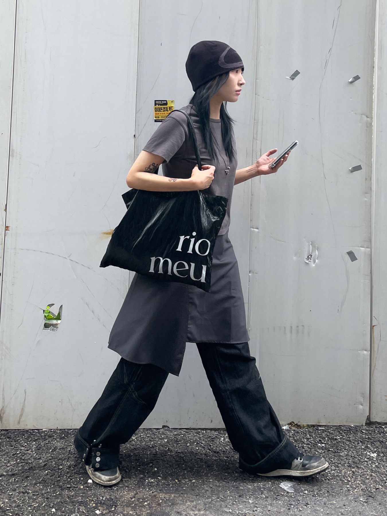 Riomeu Rio Square Middle Bag Black, Riomeu Asymmetric Midi Skirt Dark Gray 착용 스타일