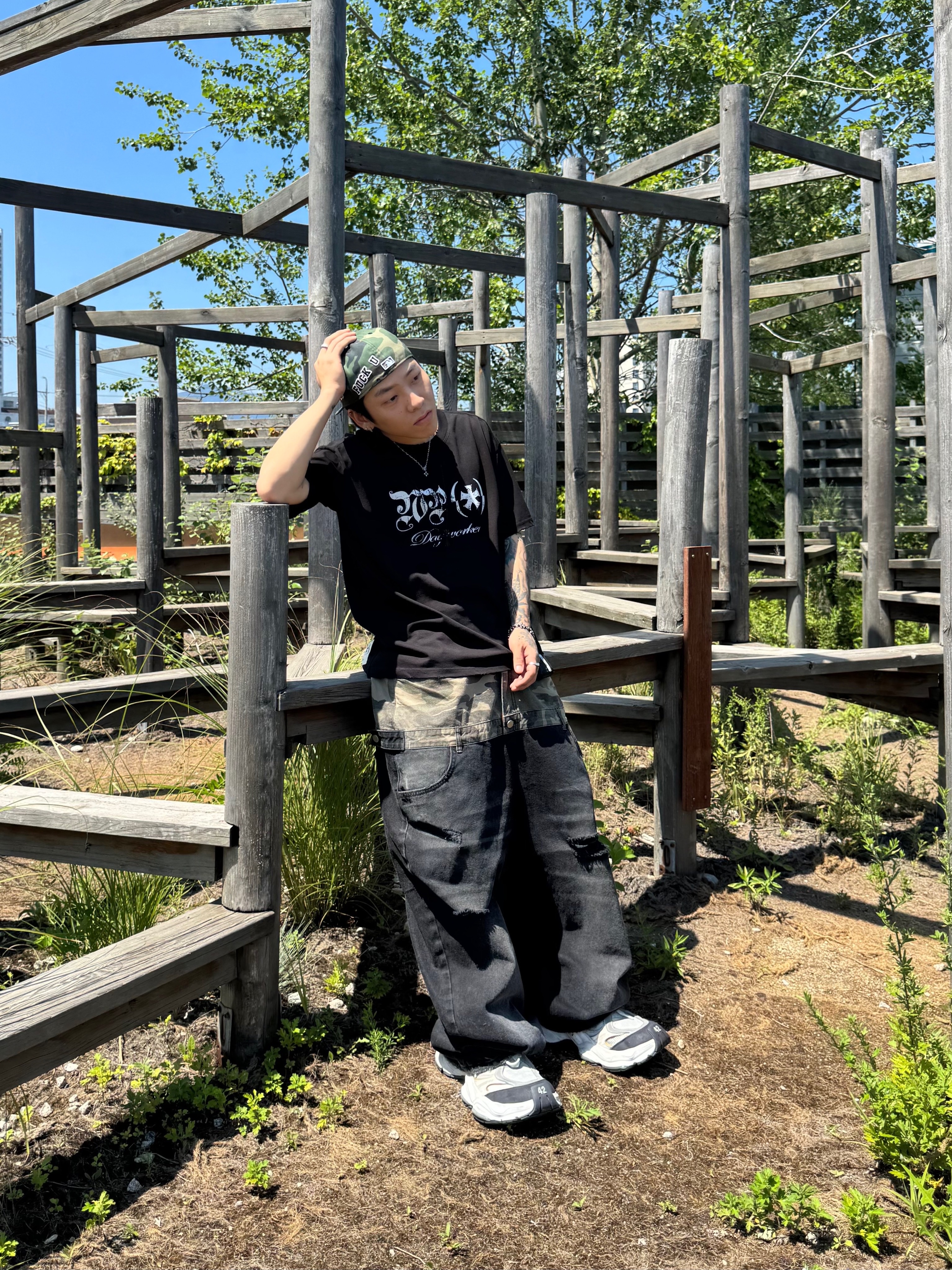 Wapworks Dayworker T-Shirt Black, Balenciaga Cargo Sneakers White Grey 착용 스타일 - 1