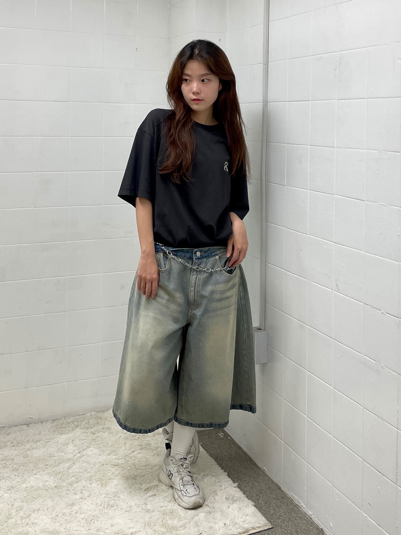 Riomeu Signature Layered Waist Chain Belt, Riomeu Symbol Logo Short Sleeve T-Shirt Charcoal 착용 스타일