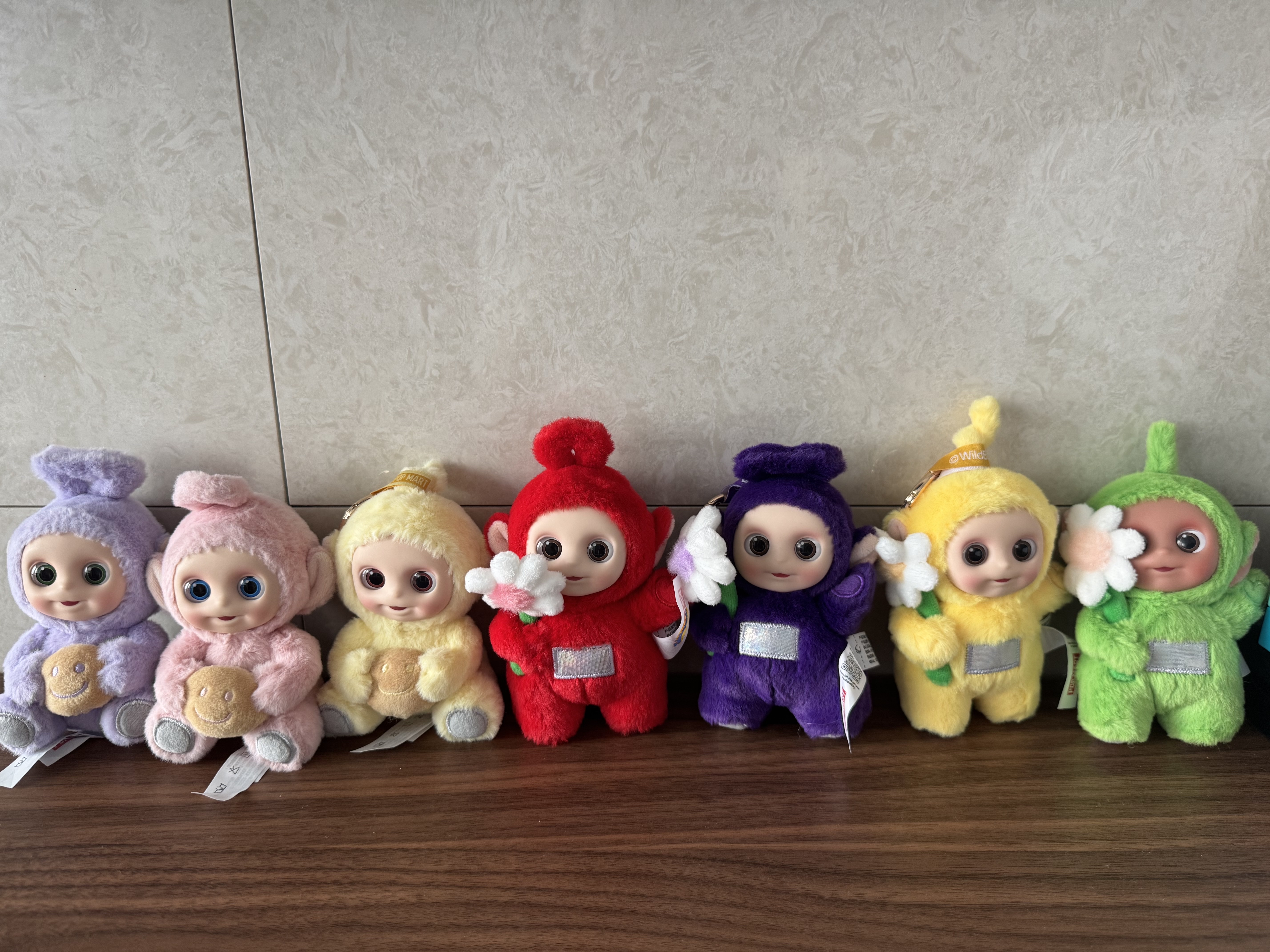 Pop Mart Teletubbies Say Hello Series Figures Sealed Case Tinky Winky's Chill Flower (Opened Case), Pop Mart Teletubbies Say Hello Series Figures Sealed Case Po's Happy Flower (Opened Case) 착용 스타일