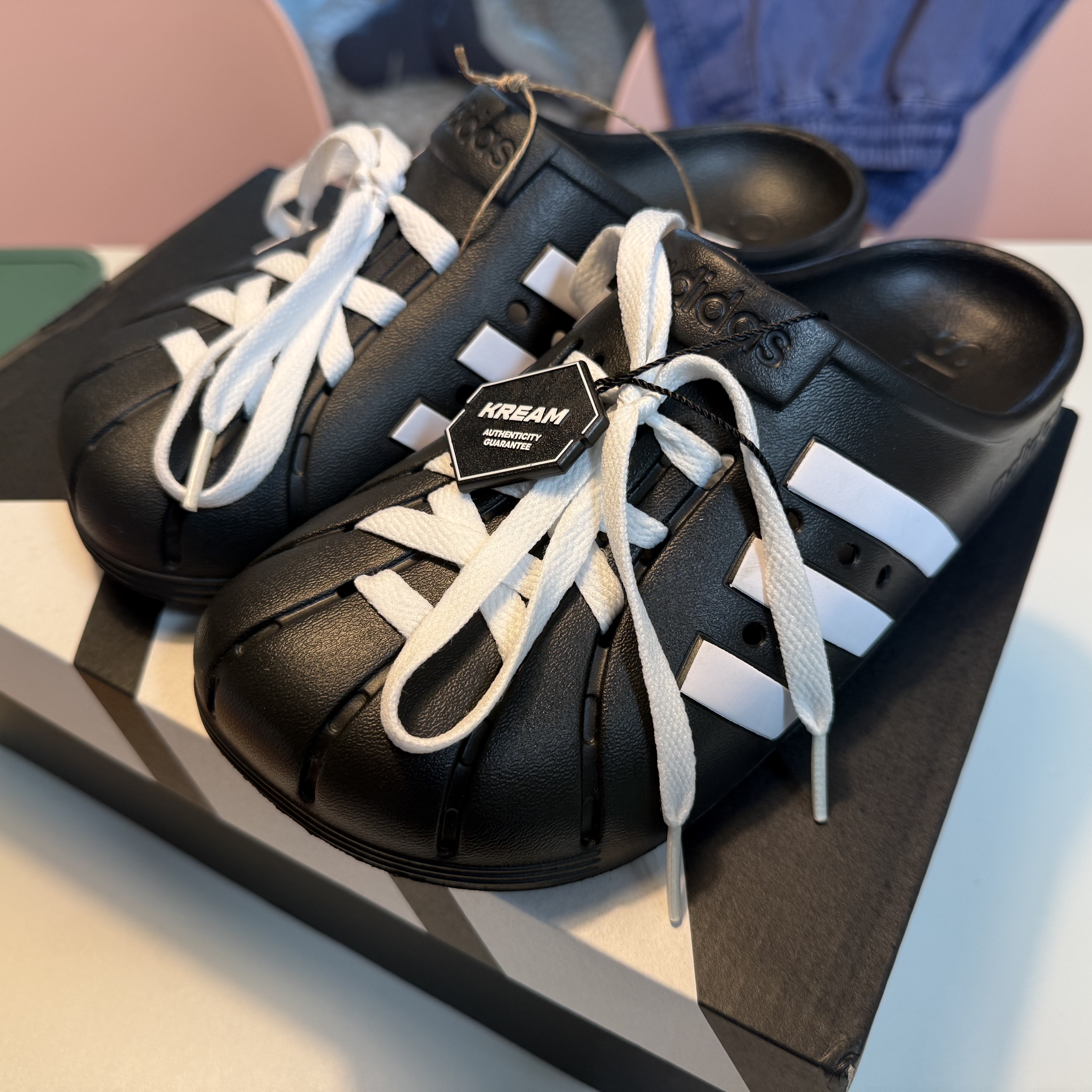Adidas Adilette Clog Black White 착용 스타일 - 1