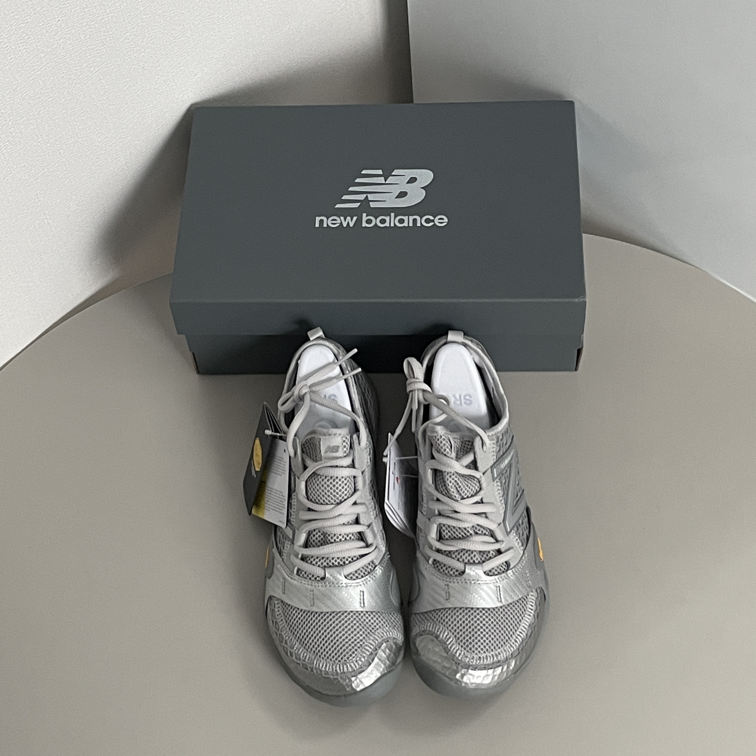 New Balance Minimus MT10O Slate Grey Silver Metallic 착용 스타일