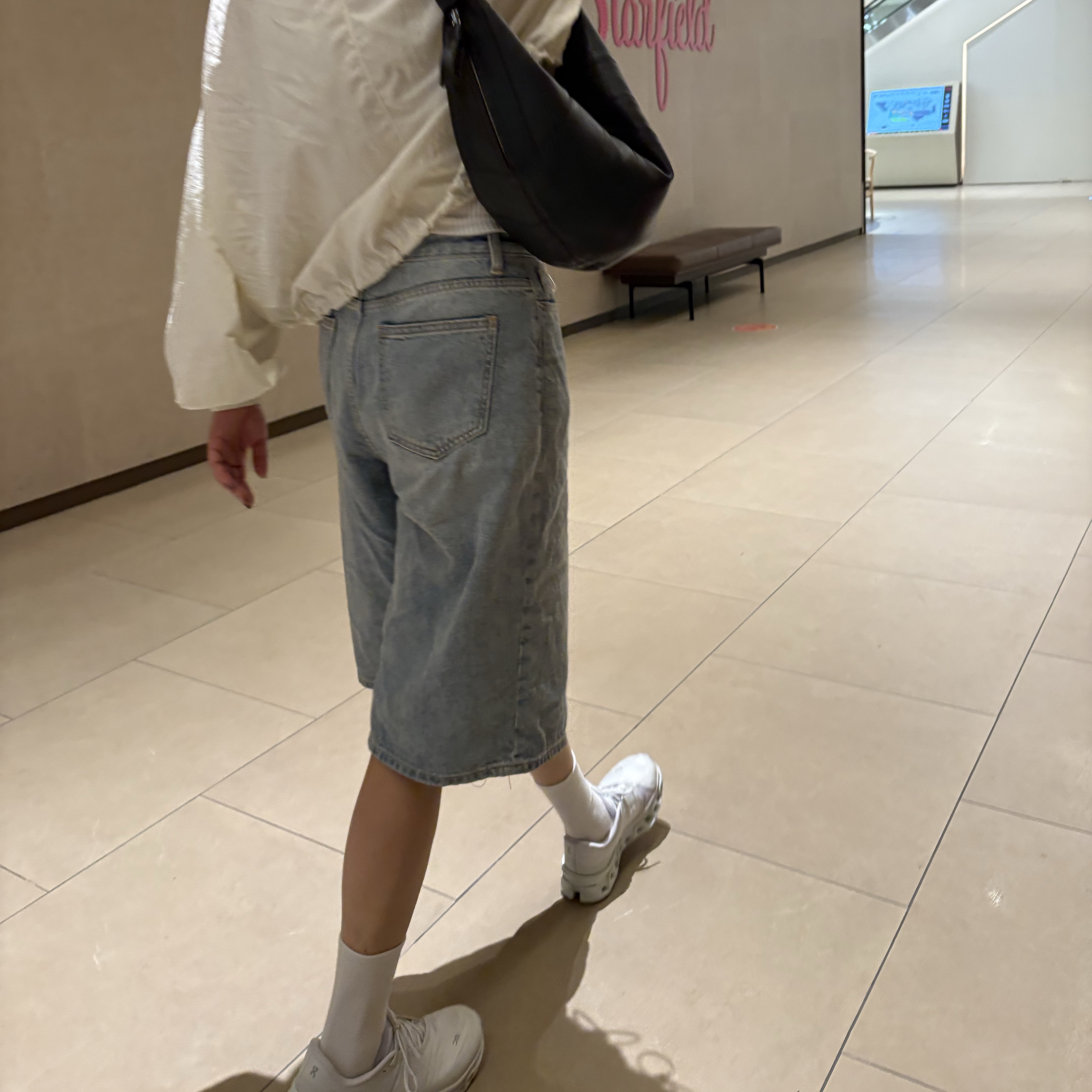 Lemaire Fortune Croissant Bag Soft Grained Leather Dark Chocolate, (W) On Running x Post Archive Faction (Paf) Cloudmonster 2 Vapor Frost 착용 스타일
