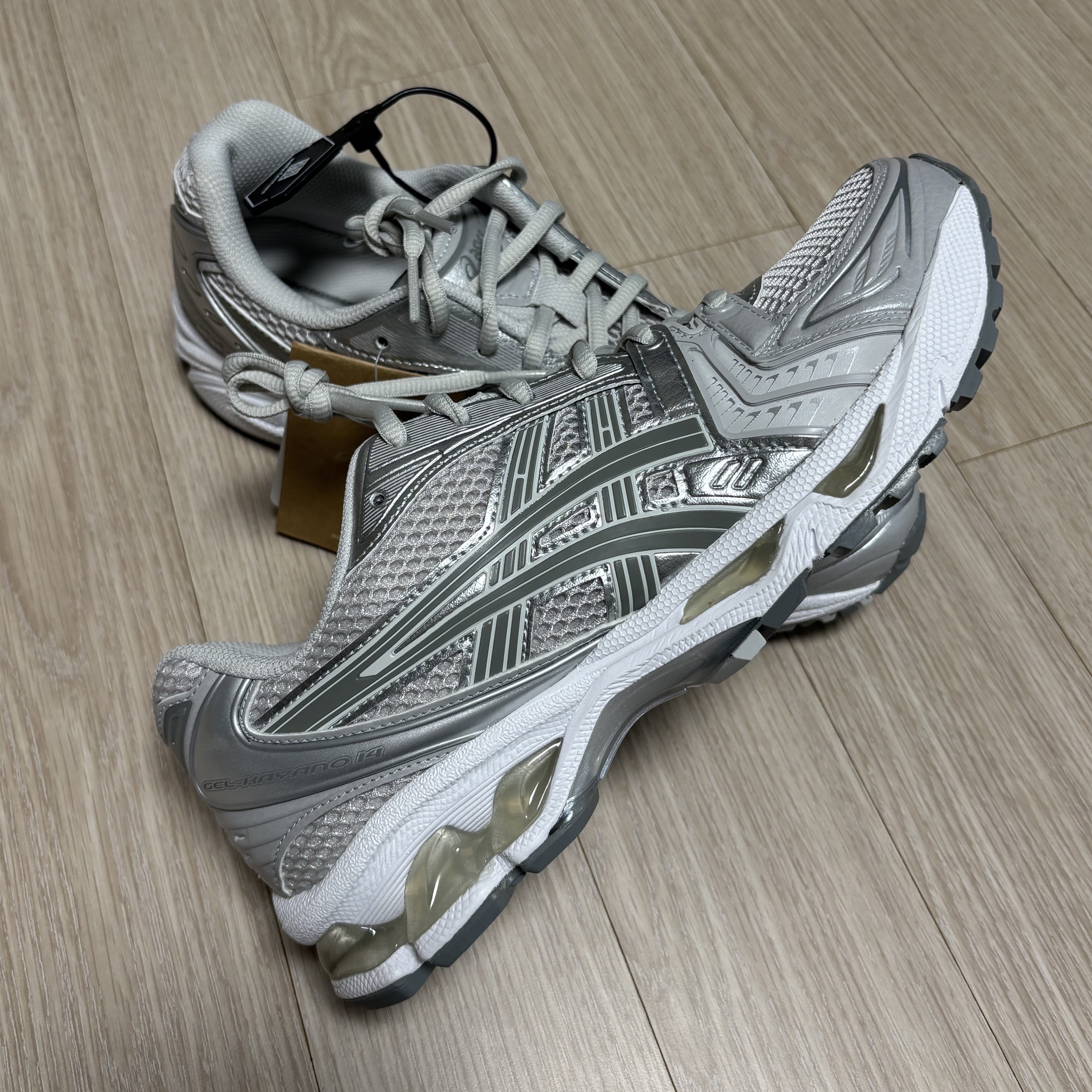 (W) Asics Gel-Kayano 14 Cloud Grey Clay Grey 착용 스타일 - 1