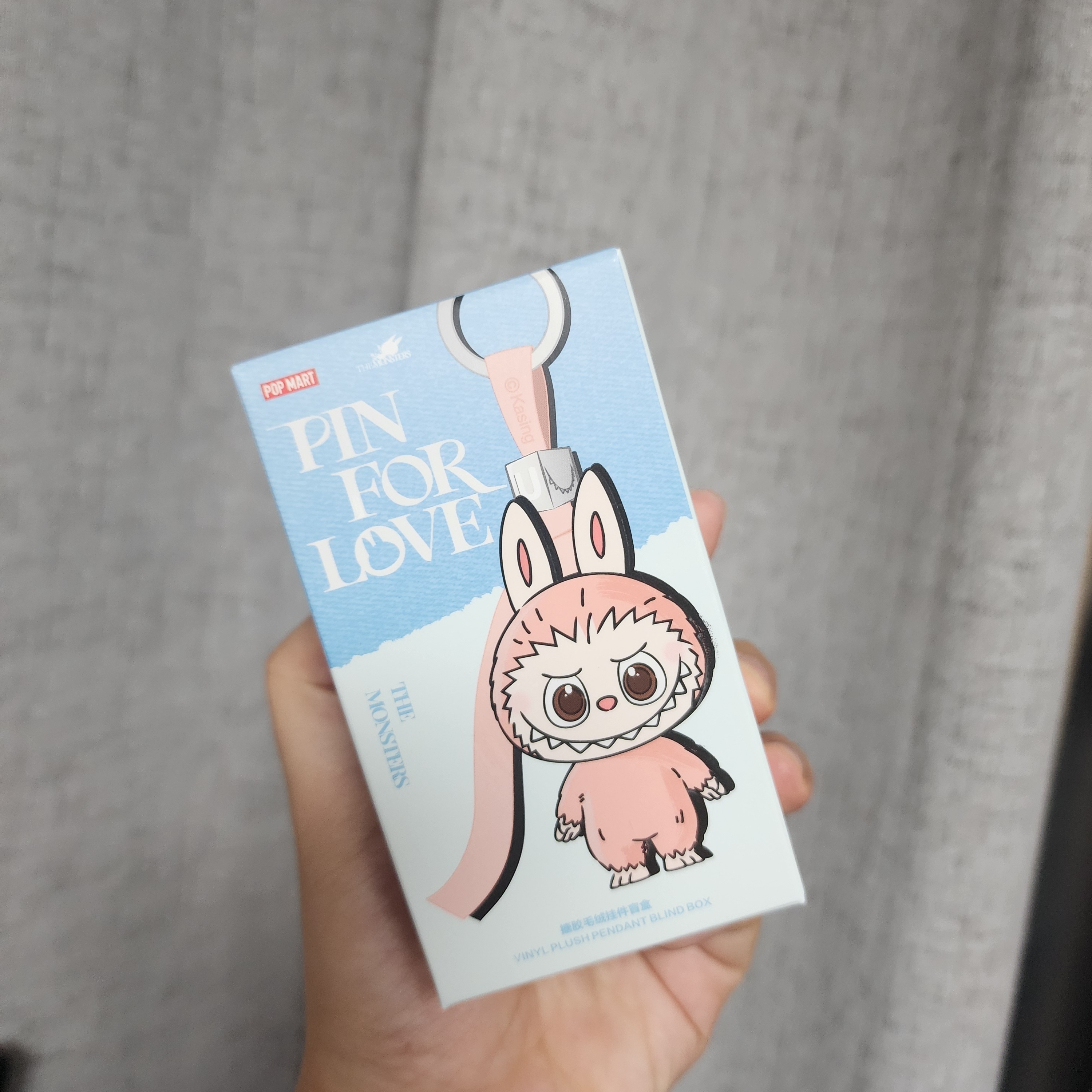 Pop Mart Labubu The Monsters Pin For Love Series Vinyl Plush Pendant Sealed Case (N-Z) (1 Blind Box) 착용 스타일