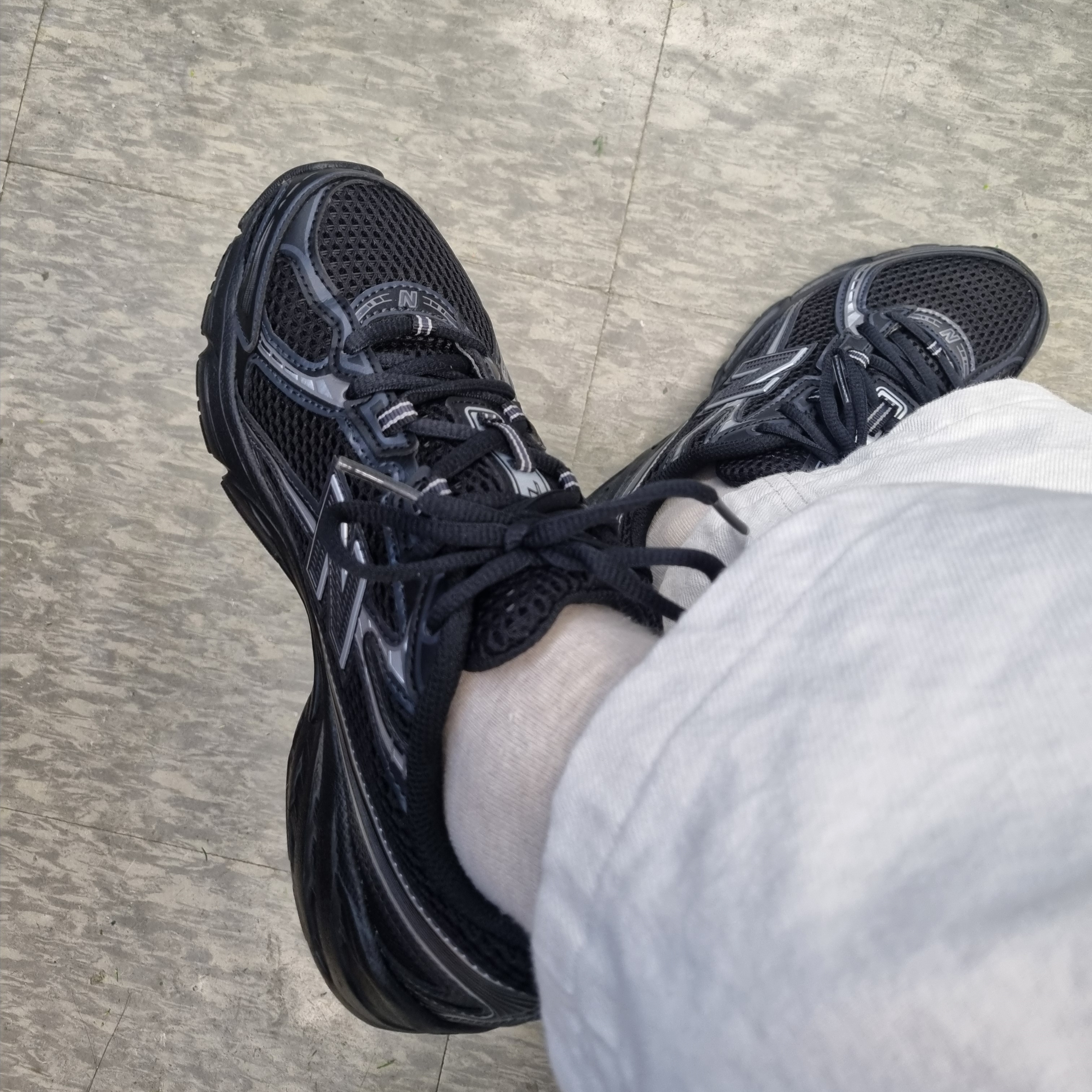 New Balance 740v2 Black Silver Metallic 착용 스타일