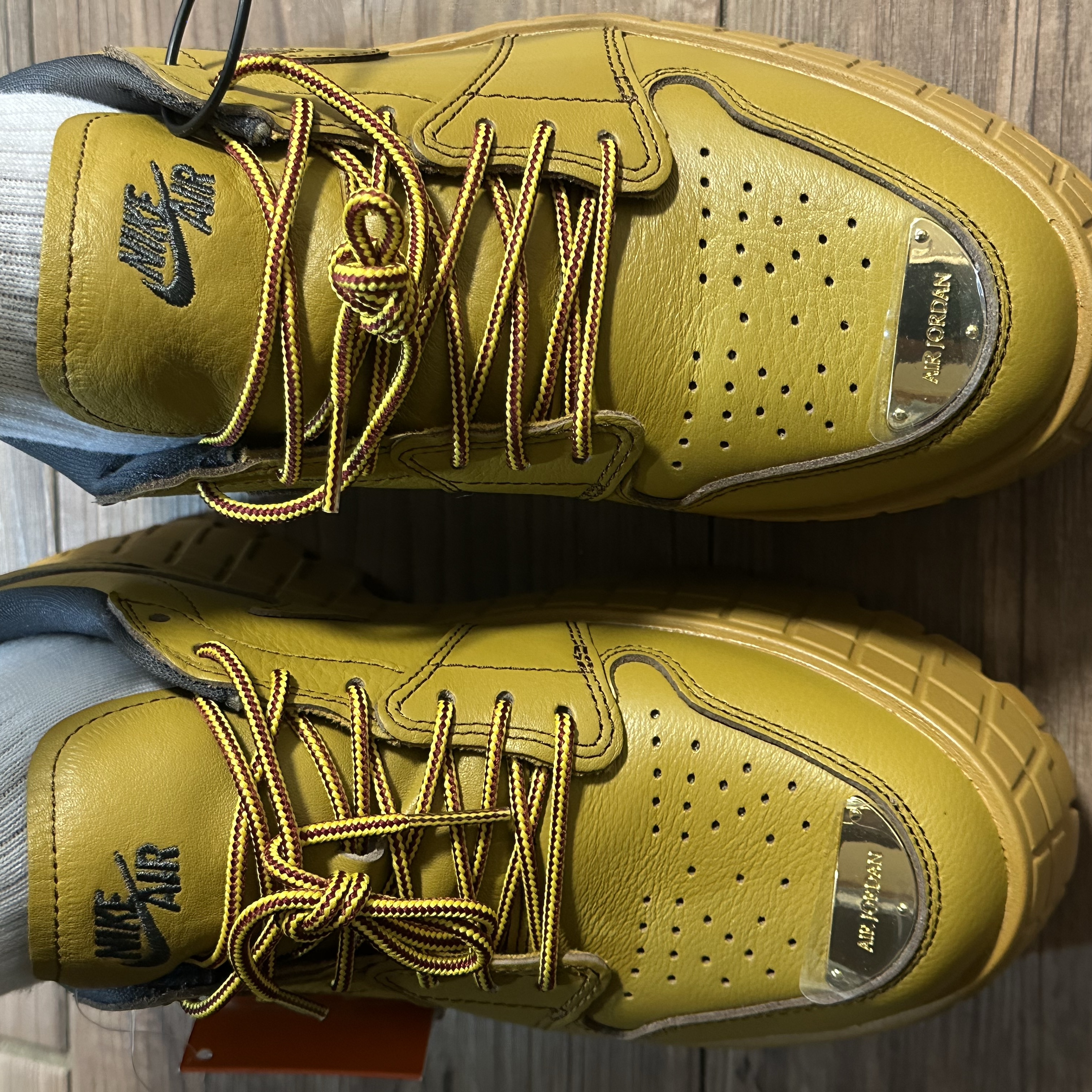 (W) Jordan 1 Brooklyn Low Wheat Team Red 착용 스타일 - 3
