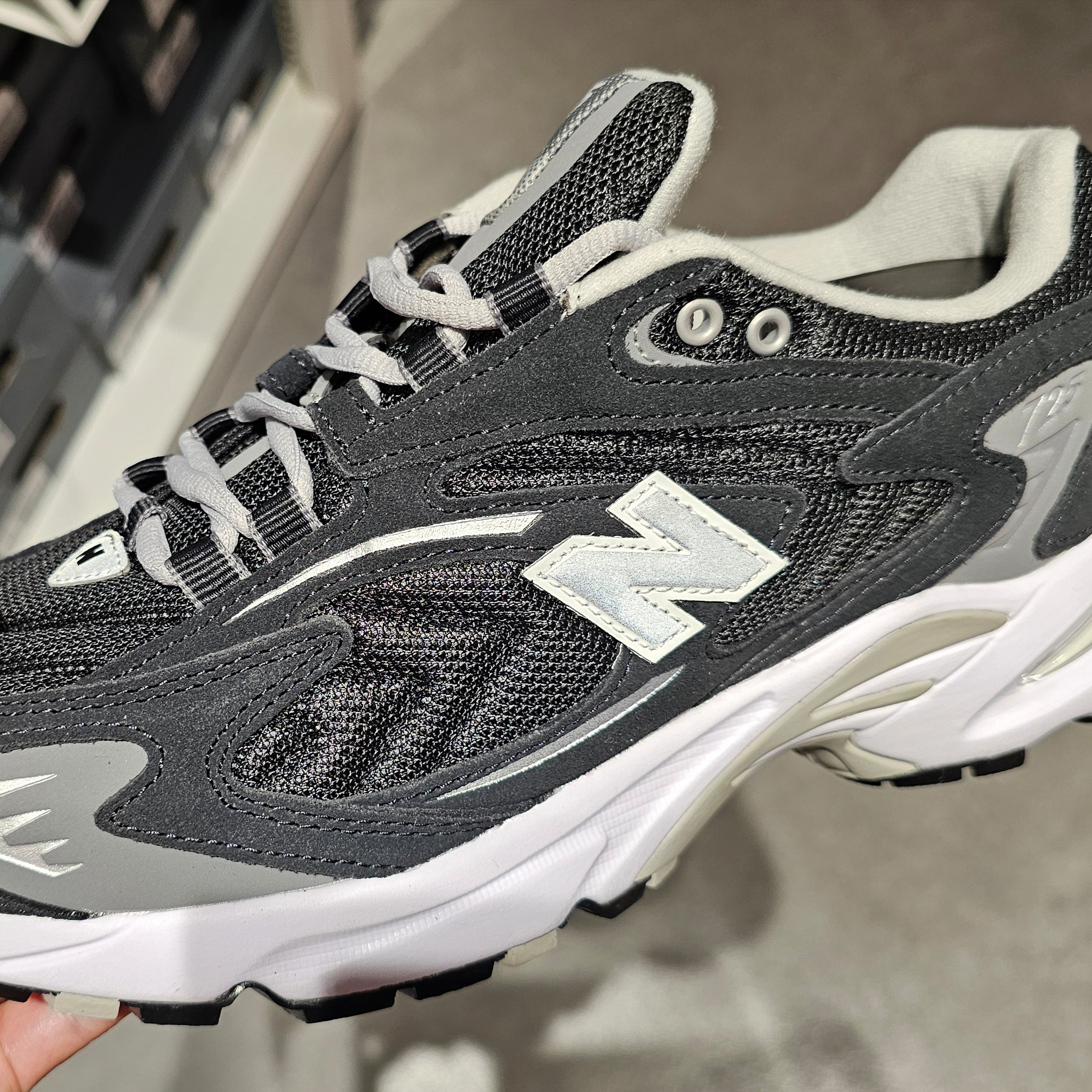 New Balance 725 Black 착용 스타일