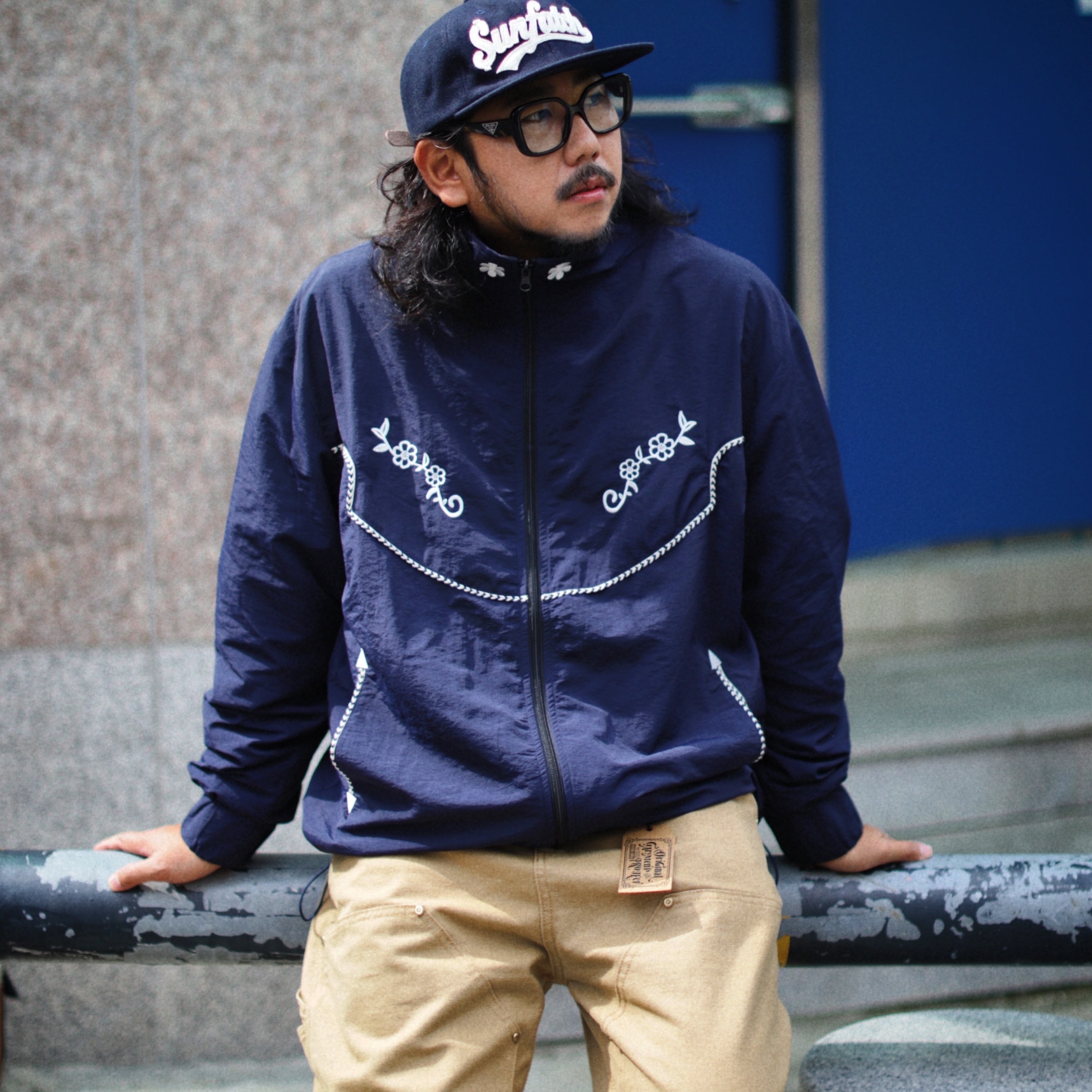 AMOU 60'S Western Wind Breaker Navy, AMOU 60'S Western Wind Breaker Cream 착용 스타일 - 1