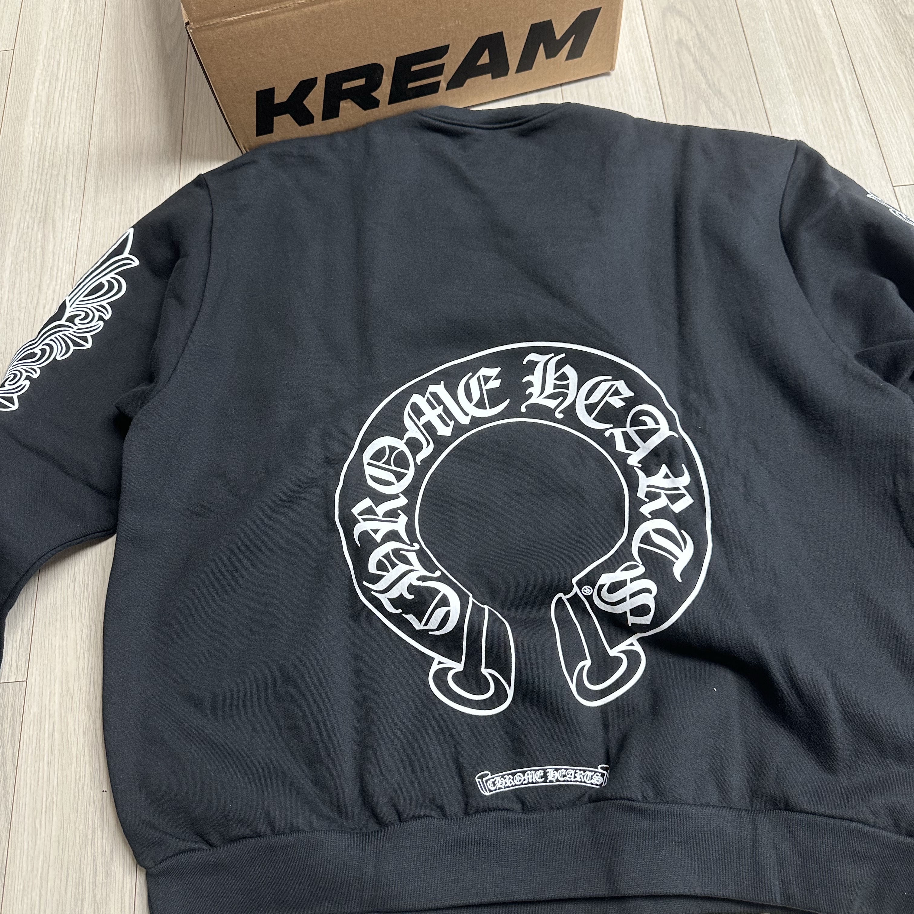 Chrome Hearts Horseshoe Logo Sweatshirt Black 착용 스타일