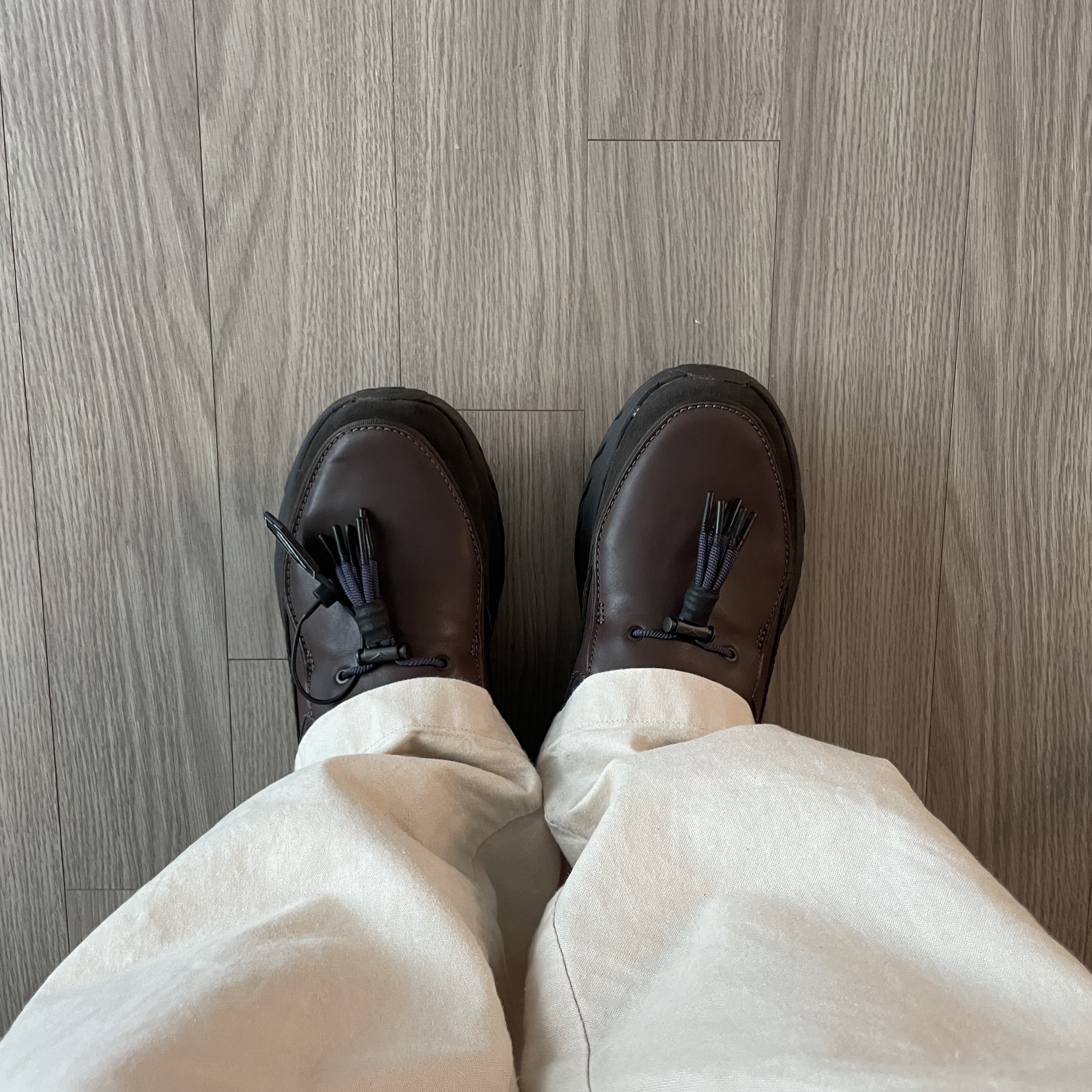 Hoka Speed Loafer Walnut Cast Iron 착용 스타일