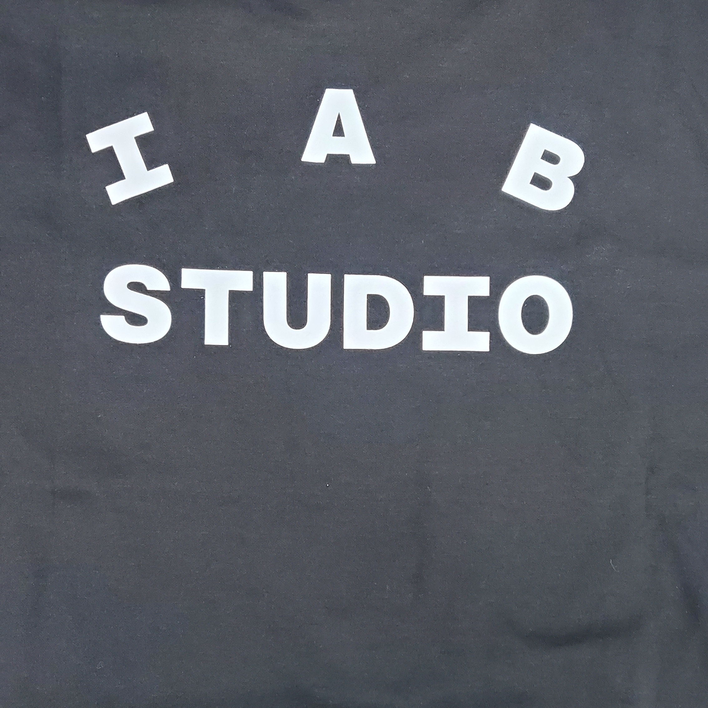 IAB Studio IAB Original Hoodie Navy 착용 스타일