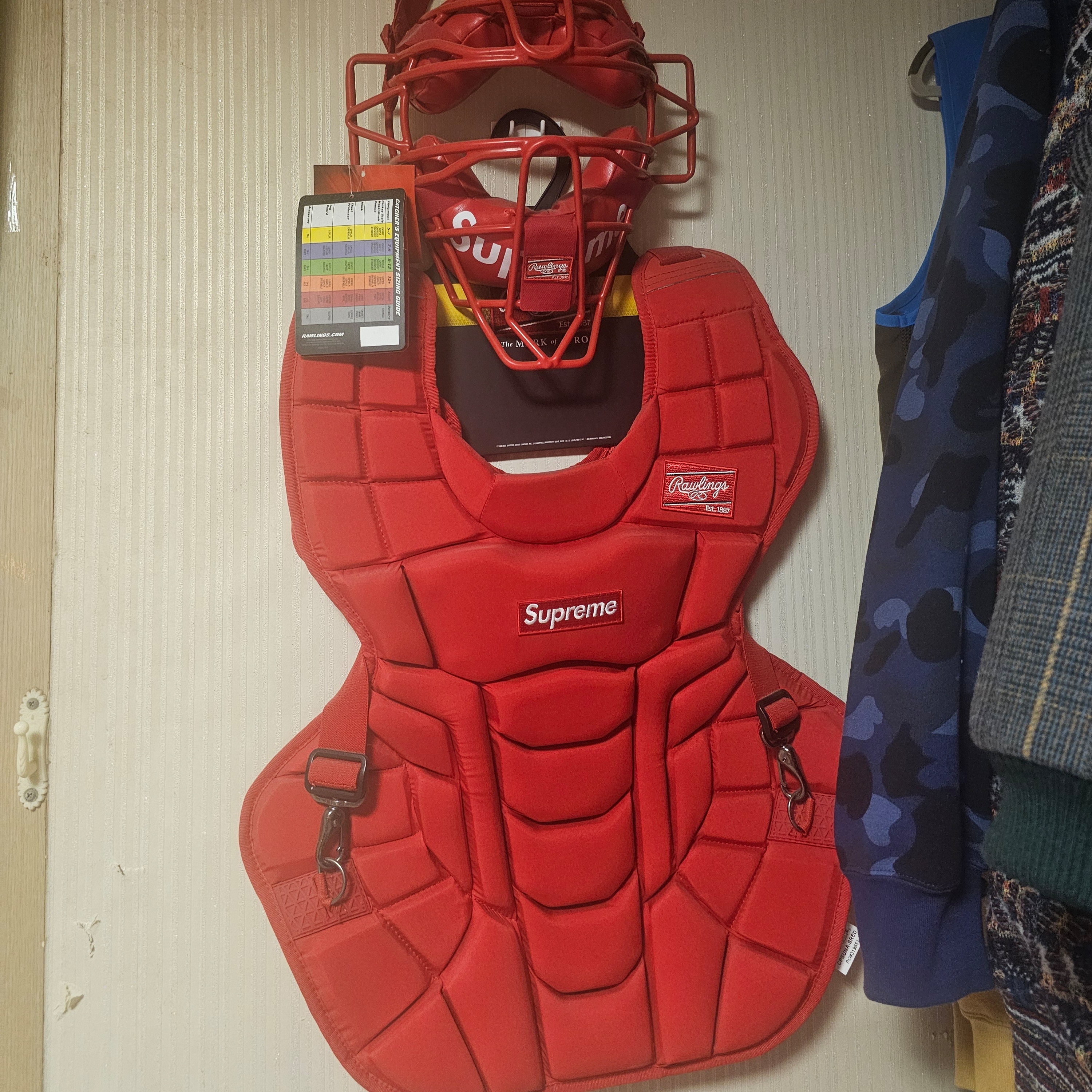 Supreme Rawlings Catcher's Chest Protector Red - 20SS, Supreme Rawlings Catcher's Mask Red - 18SS 착용 스타일