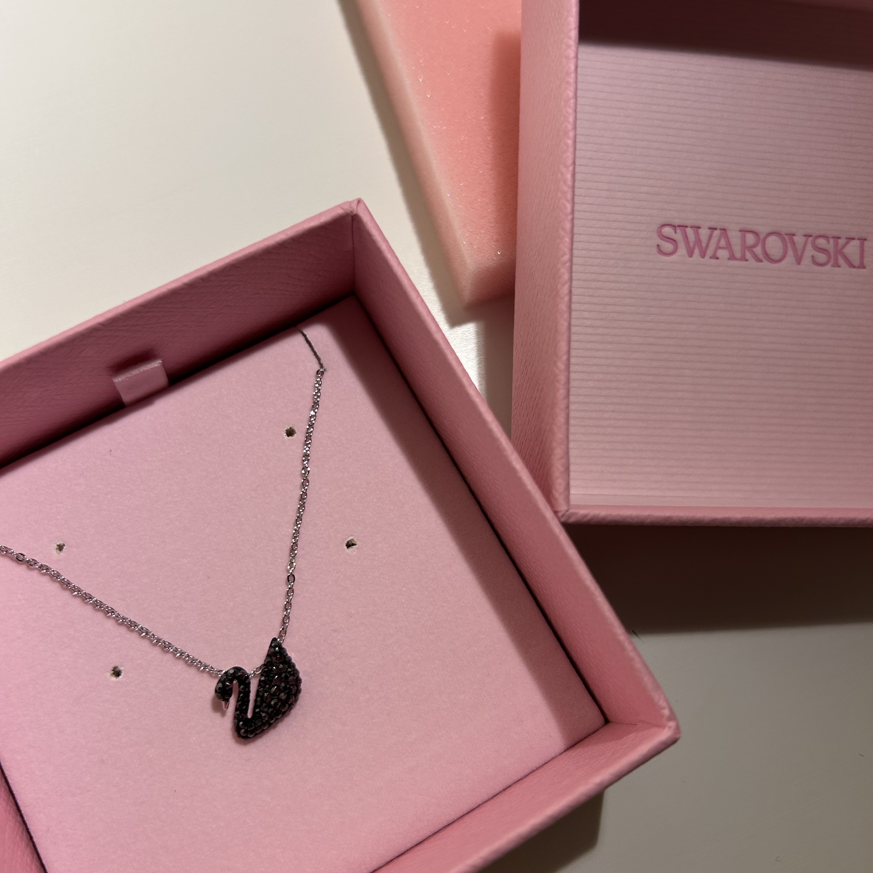 (W) Swarovski Iconic Swan Pendant Small Black Rhodium Plated 착용 스타일