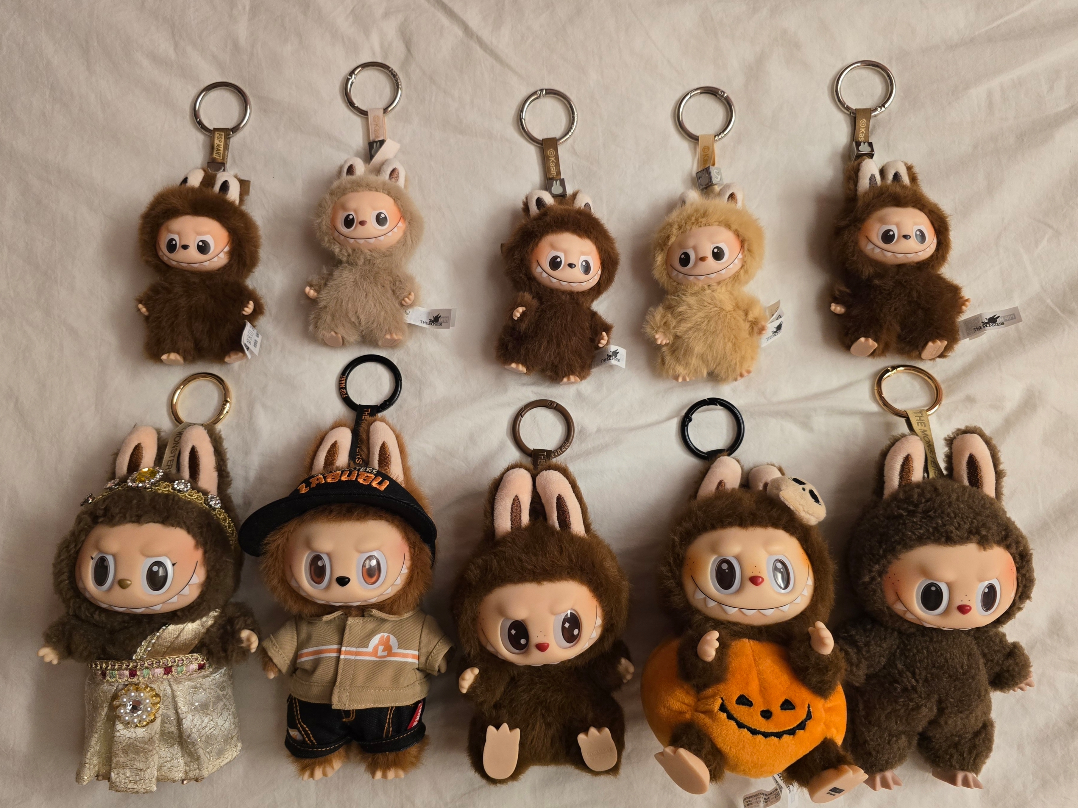 Pop Mart Labubu The Monsters Labubu Tasty Macarons Series Chestnut Cocoa Keyring (Opened Case), Pop Mart Labubu The Monsters Pin For Love Series Vinyl Plush Pendant (A-M) B (Opened Case) 착용 스타일 - 2