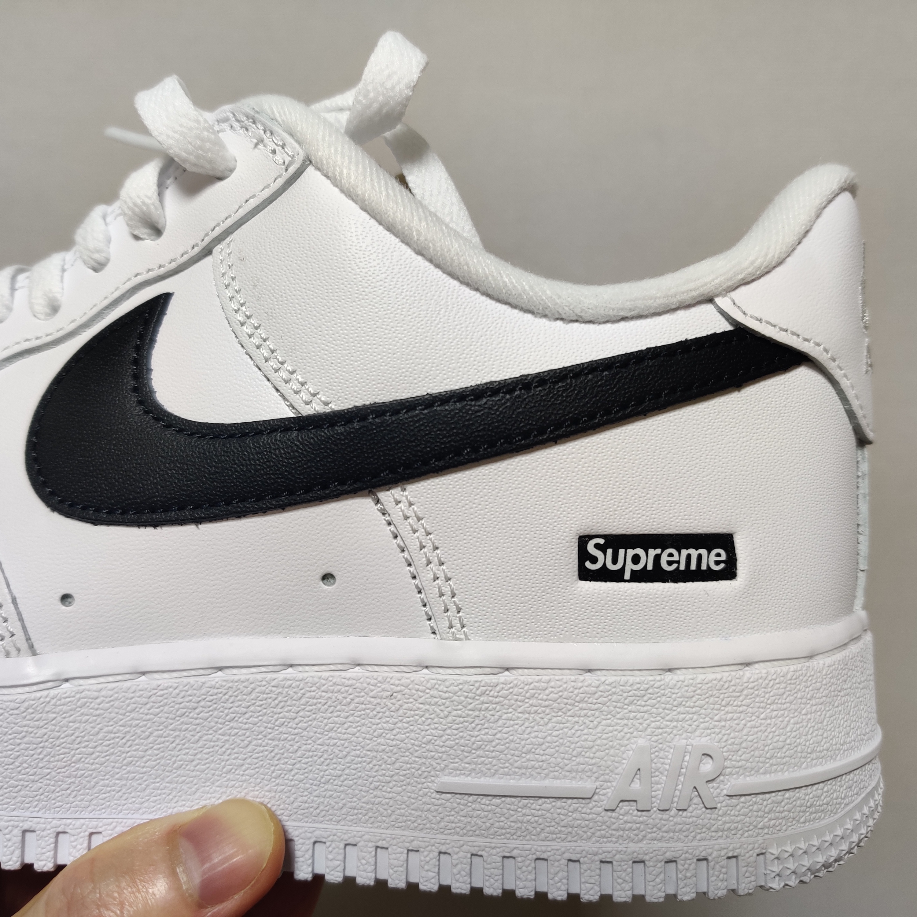 Nike x Supreme Air Force 1 Low White 착용 스타일 - 7