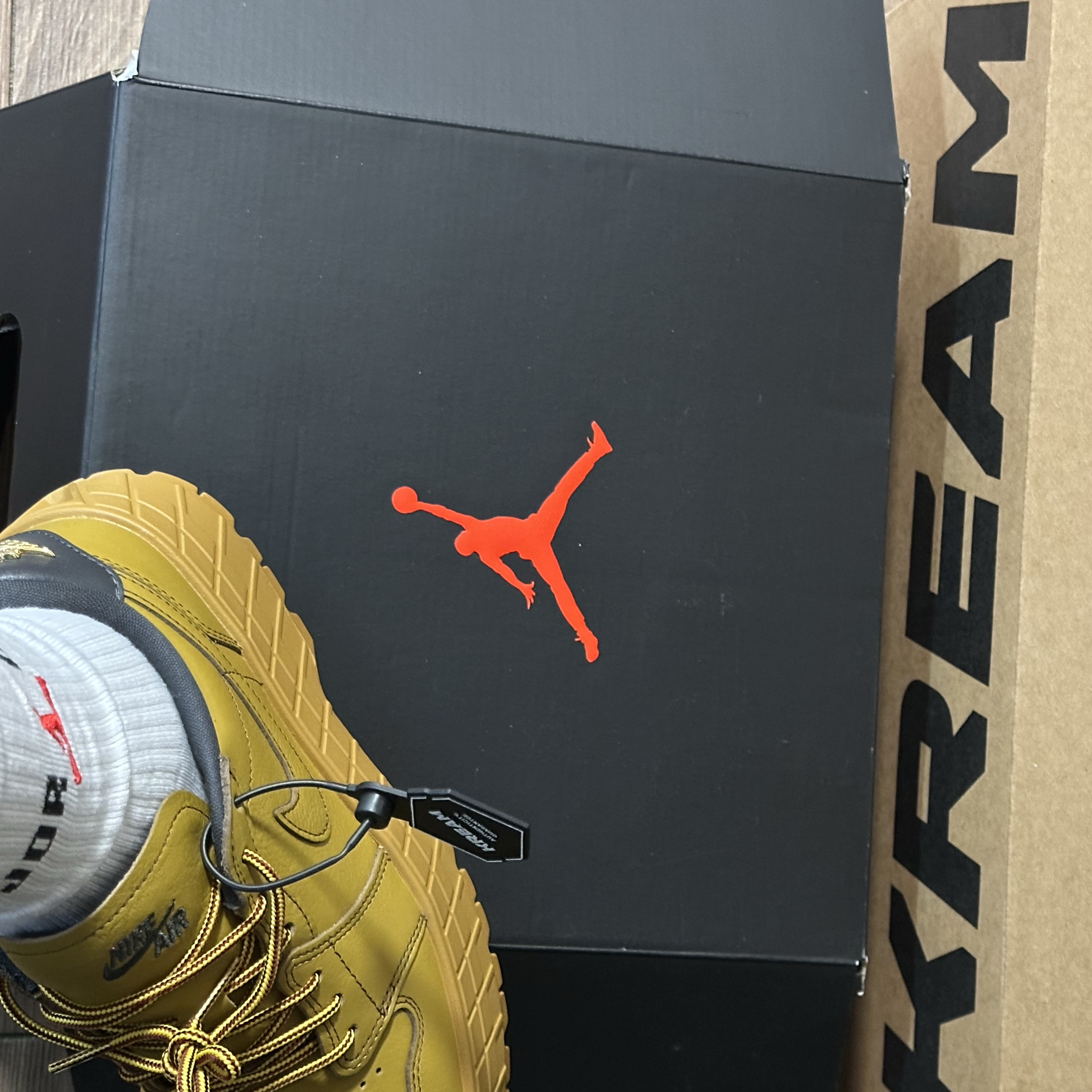 (W) Jordan 1 Brooklyn Low Wheat Team Red 착용 스타일 - 2
