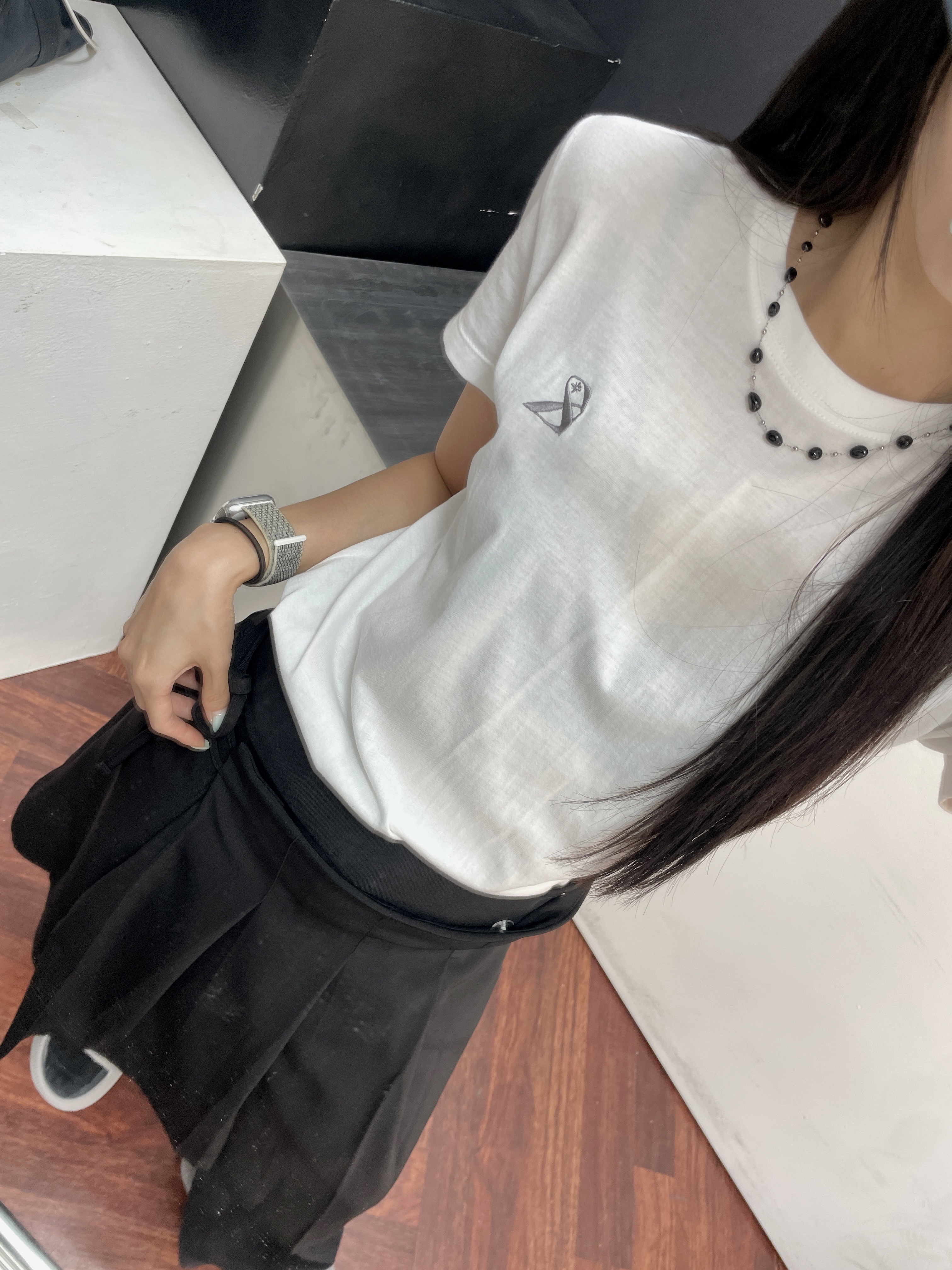 Riomeu Symbol Logo Short Sleeve T-Shirt White, Riomeu Unbalance Black Quartz Necklace 착용 스타일