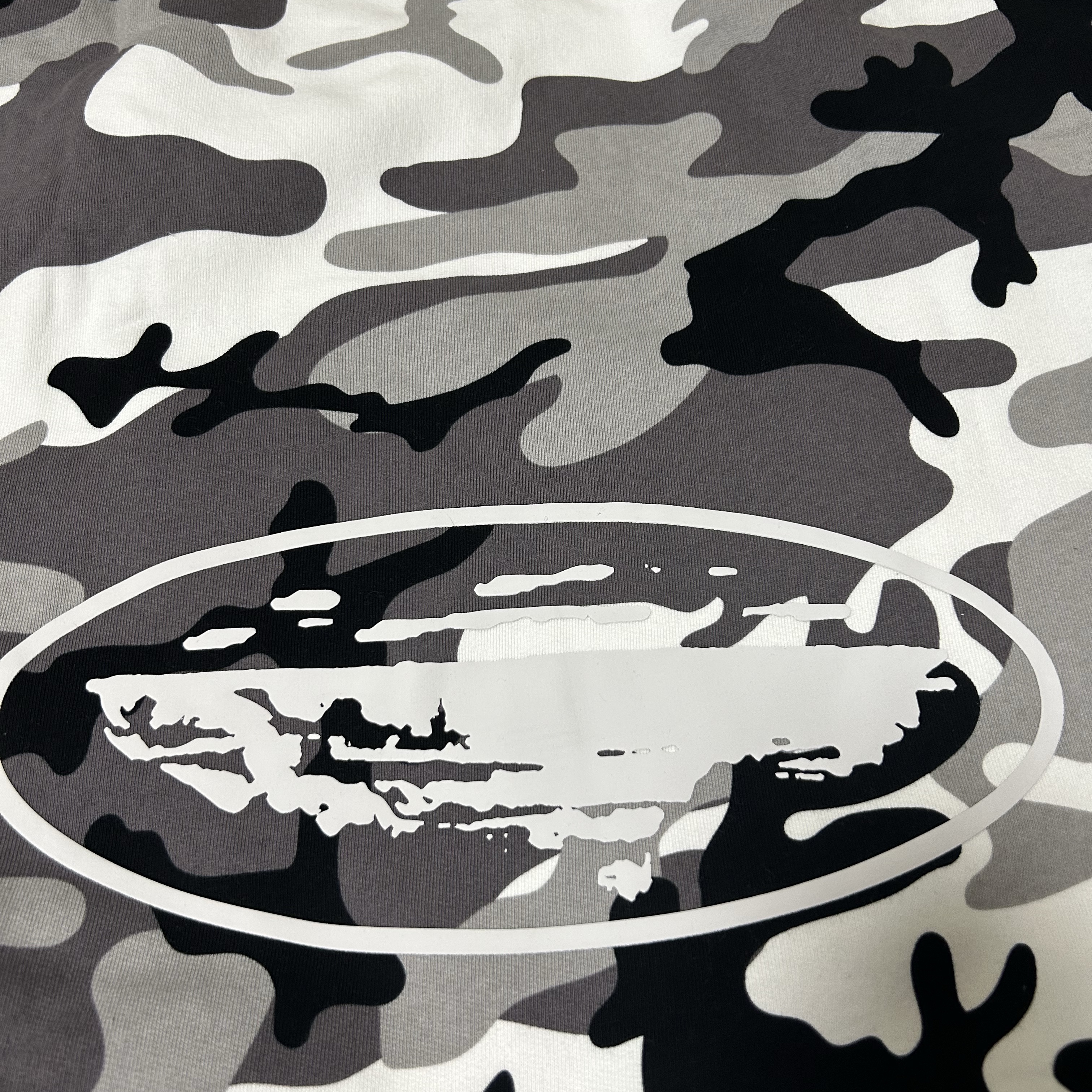 Corteiz Island Puff Print Zip Hoodie Arctic Camo 착용 스타일 - 2