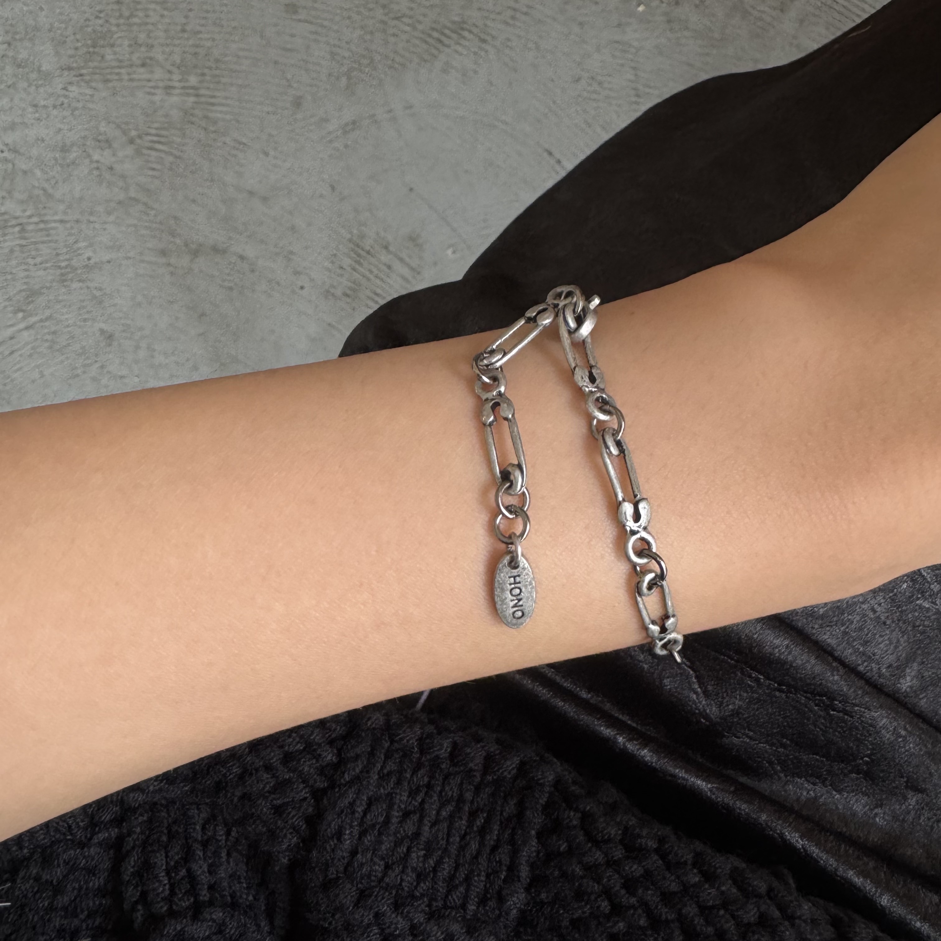 Hono Report Safety Pin Bracelet 착용 스타일