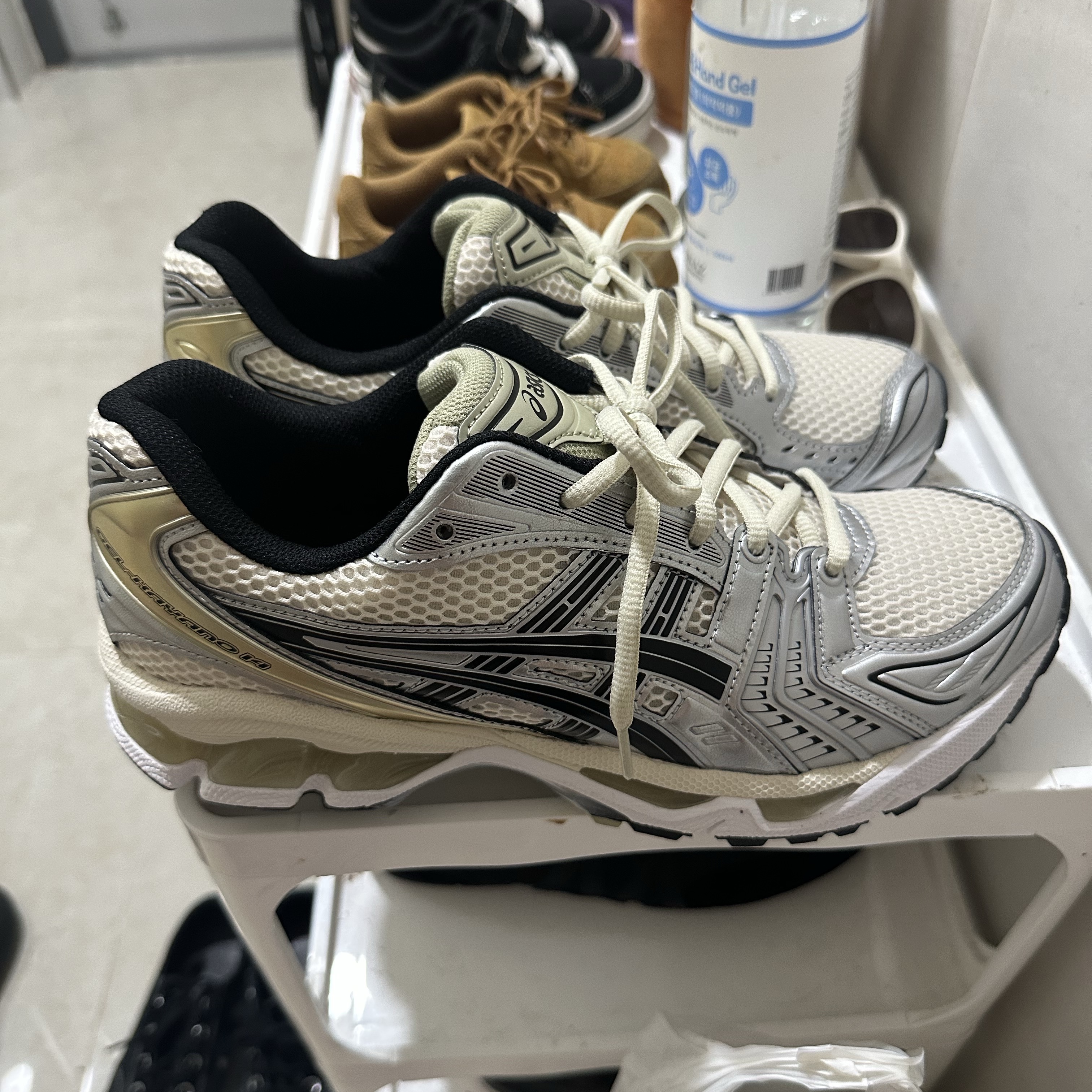 Asics Gel-Kayano 14 Birch Pure Silver 착용 스타일