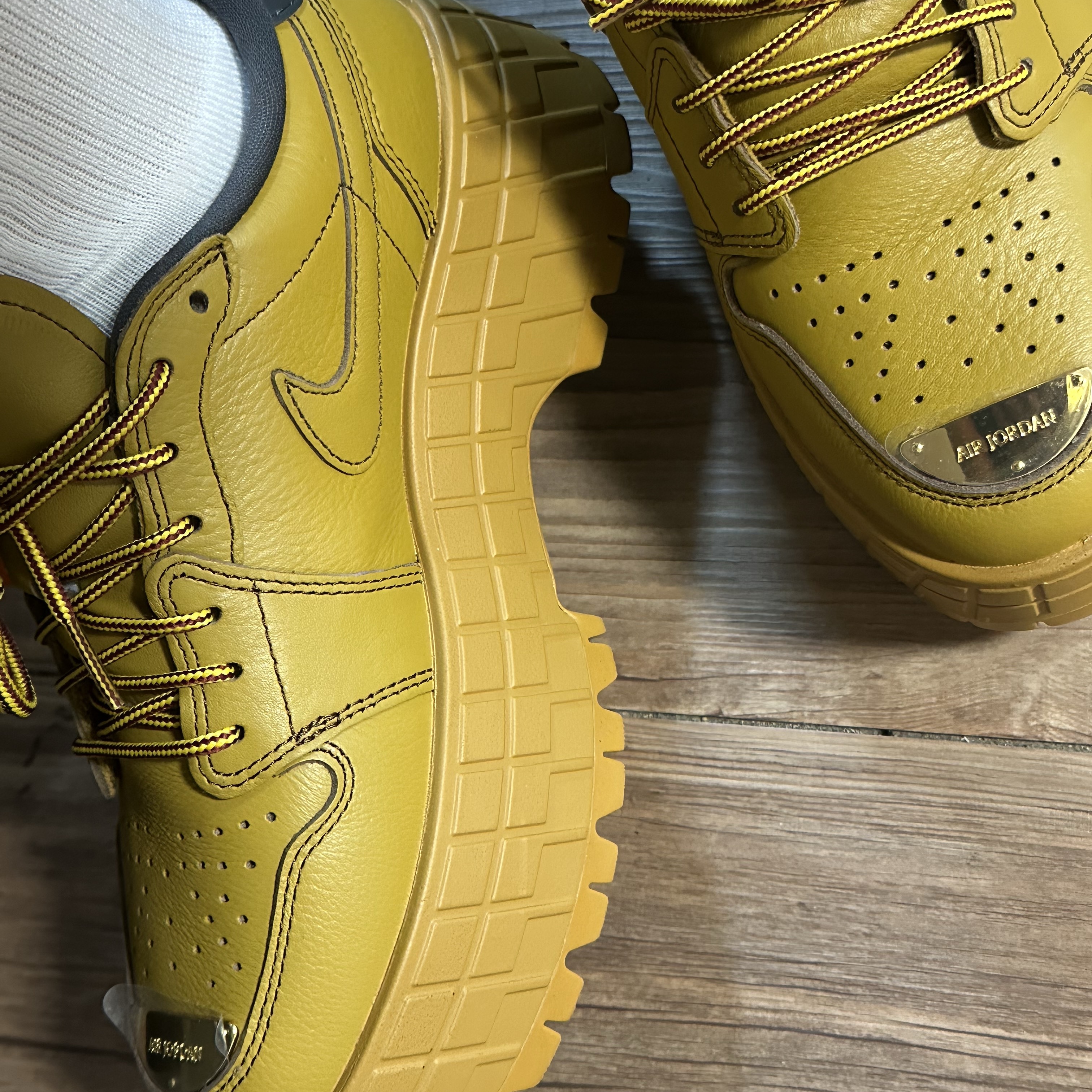 (W) Jordan 1 Brooklyn Low Wheat Team Red 착용 스타일 - 5