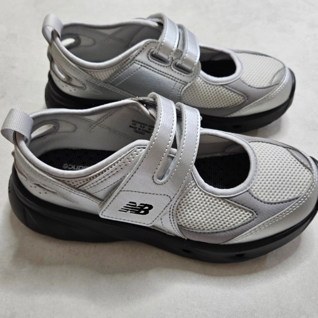 (W) New Balance Breeze SD2202 Metalic Silver 착용 스타일