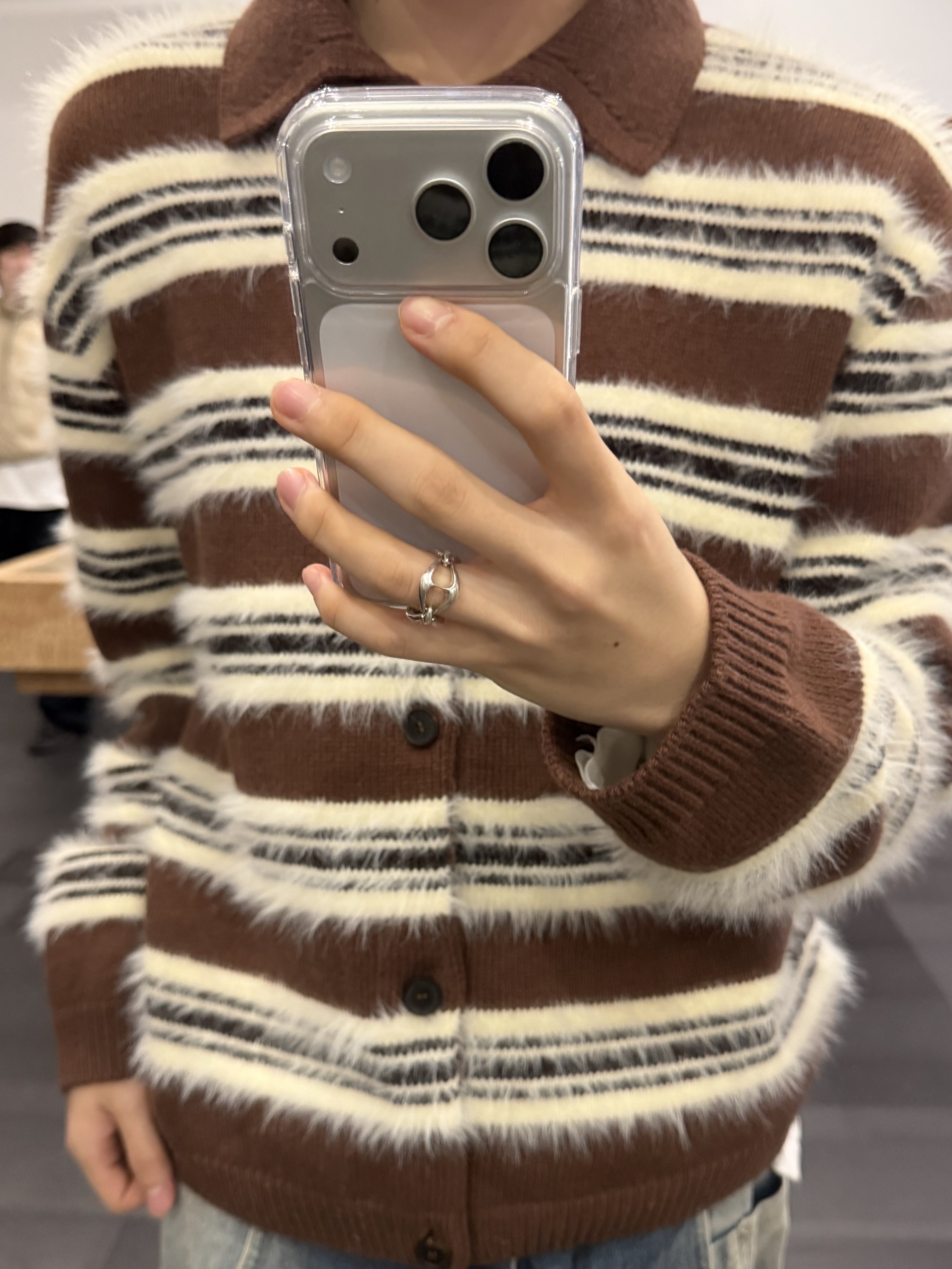 STU Fluffy Stripe Cardigan Burgundy, STU Fluffy Stripe Cardigan Brown 착용 스타일 - 2