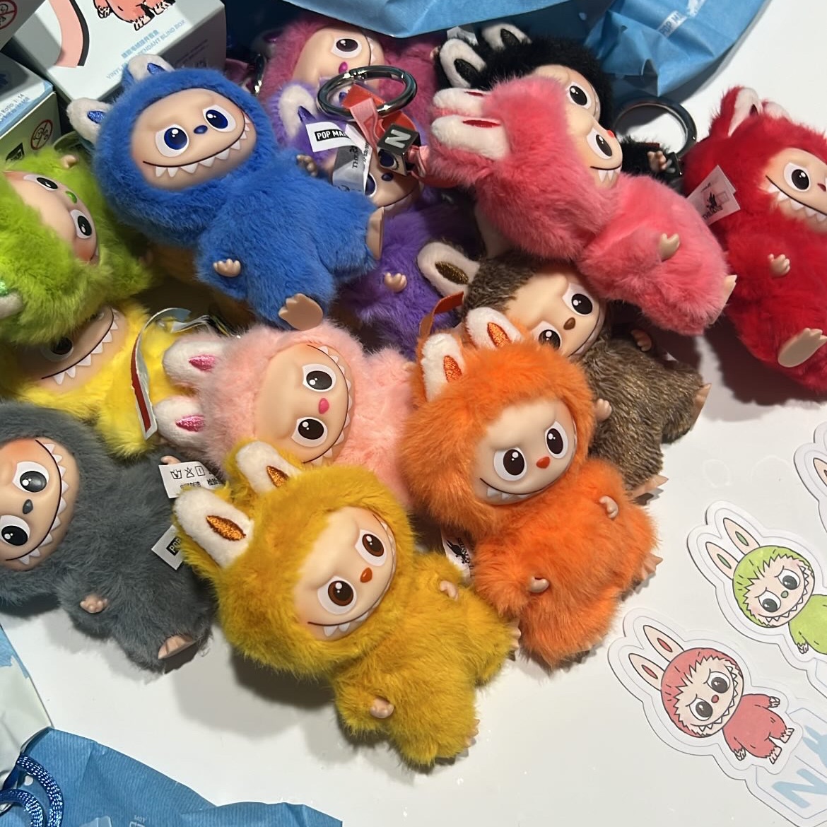 Pop Mart Labubu The Monsters Pin For Love Series Vinyl Plush Pendant Sealed Case (A-M) (1 Blind Box), Pop Mart Labubu The Monsters Pin For Love Series Vinyl Plush Pendant Sealed Case (N-Z) (1 Blind Box) 착용 스타일