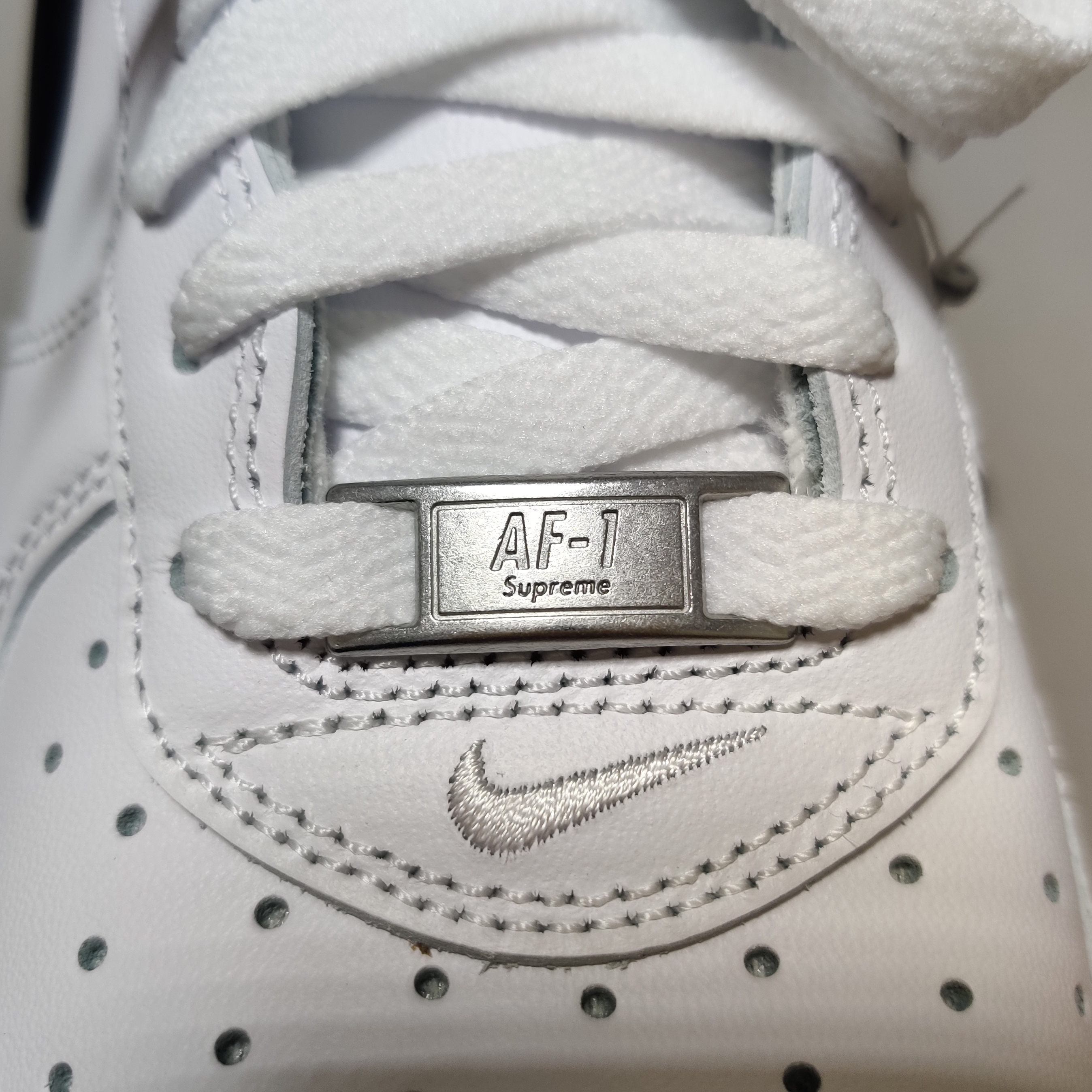 Nike x Supreme Air Force 1 Low White 착용 스타일 - 3