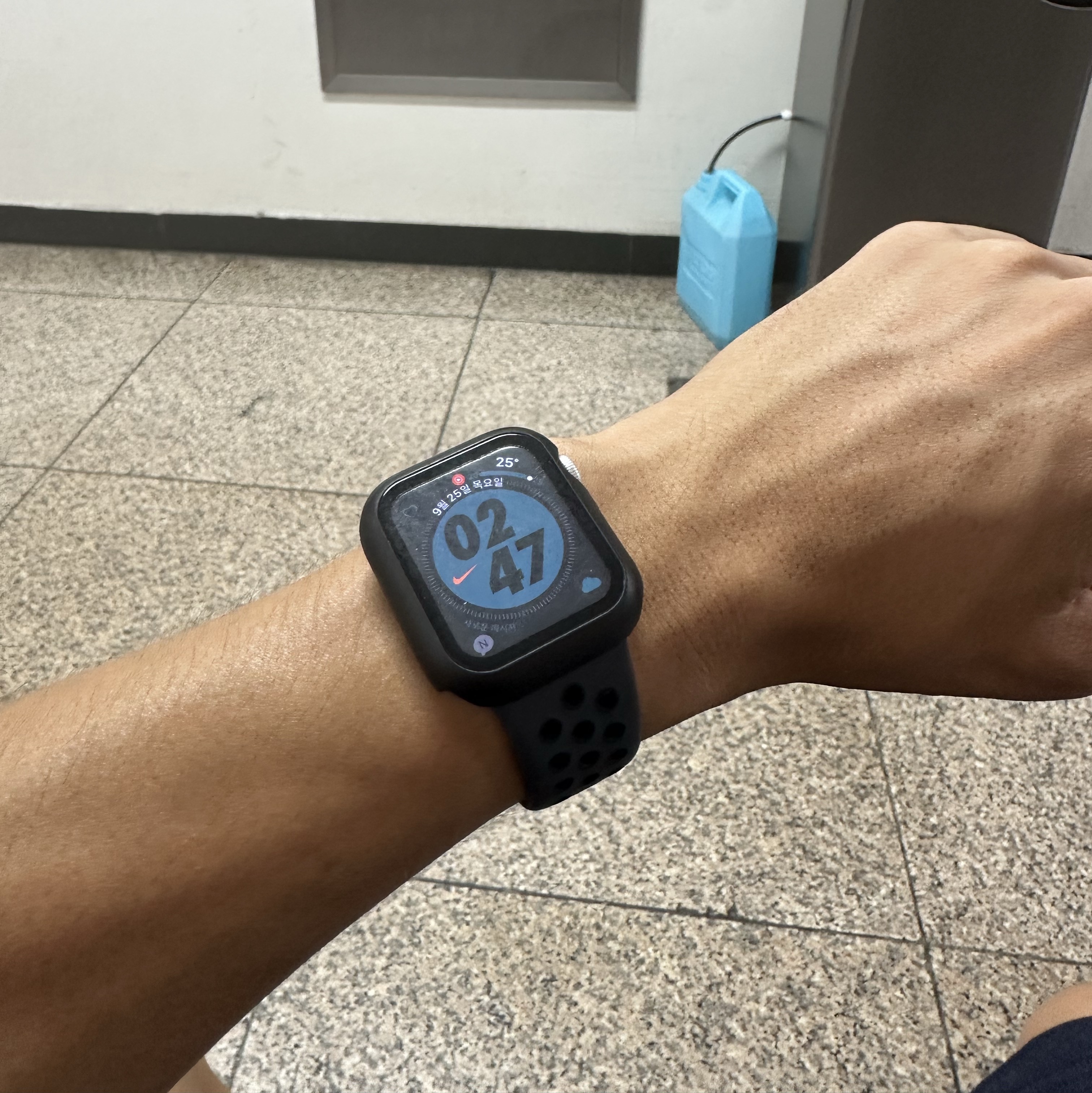 Apple Watch SE 2024 40mm GPS Silver Aluminium Case with Sport Band S/M Denim (Korean Ver.) 착용 스타일