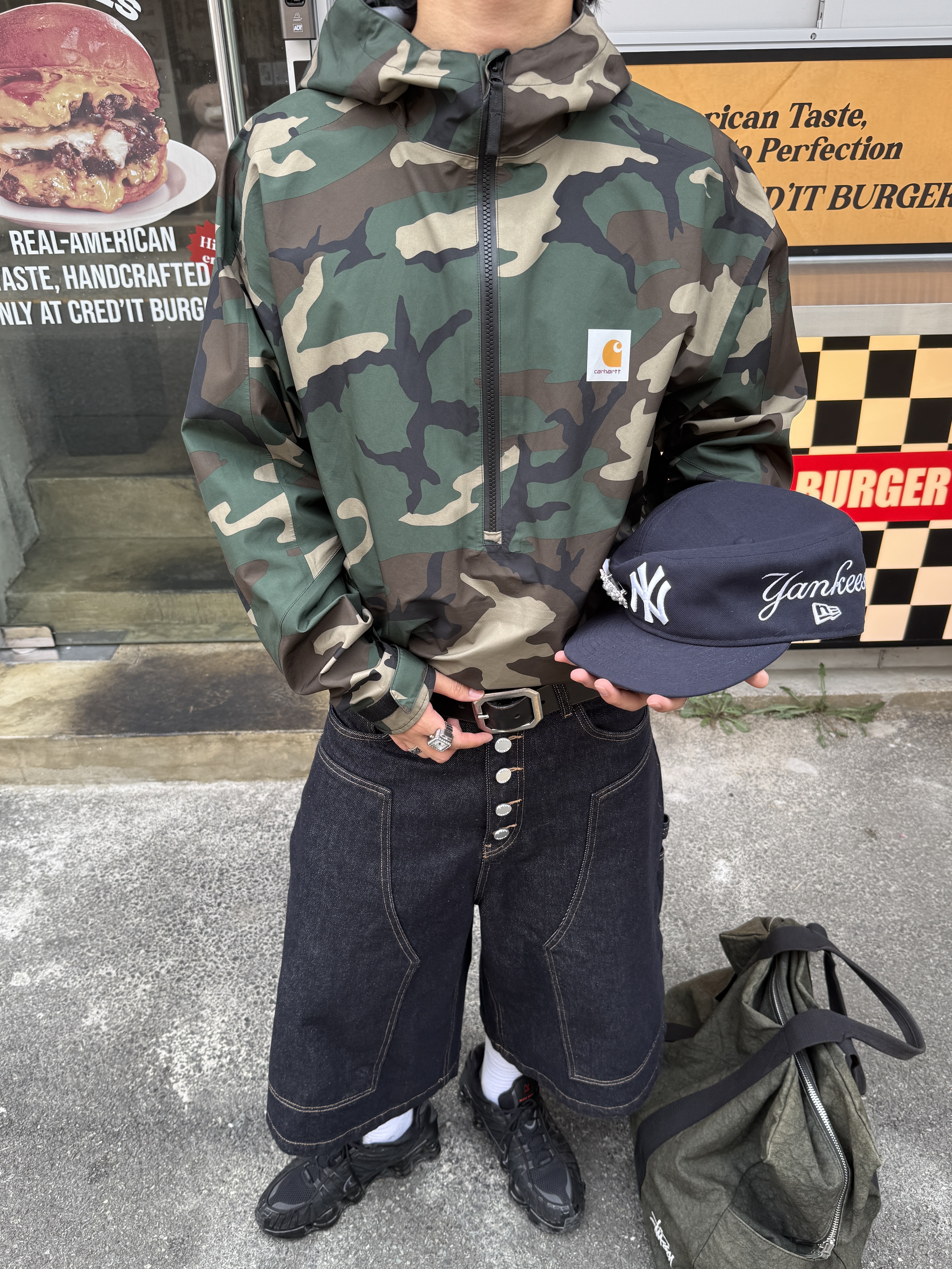 STEEPC Lazy Indigo Bermuda Jeans, Nike Shox TL Black Metallic Hematite 착용 스타일 - 5