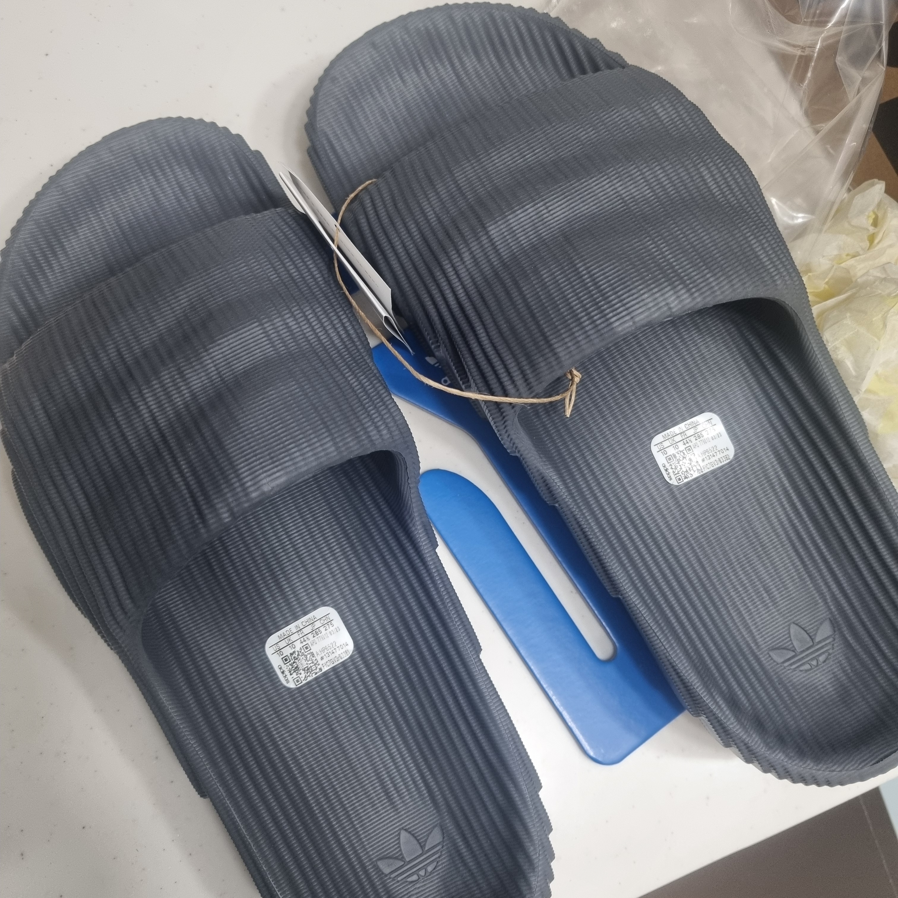 Adidas Adilette 22 Grey Five 착용 스타일 - 2