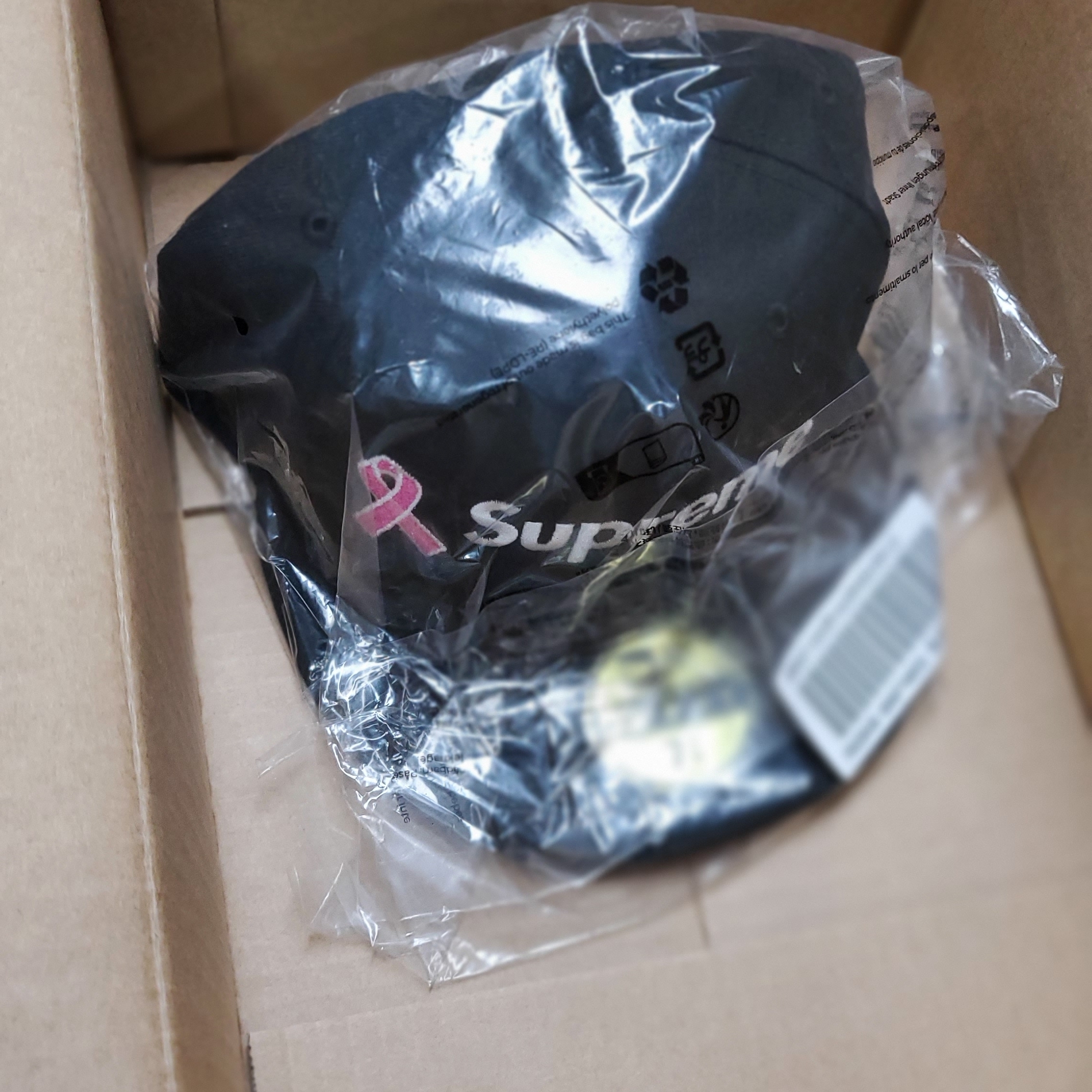 Supreme Breast Cancer Awareness Box Logo New Era Black - 25FW 착용 스타일