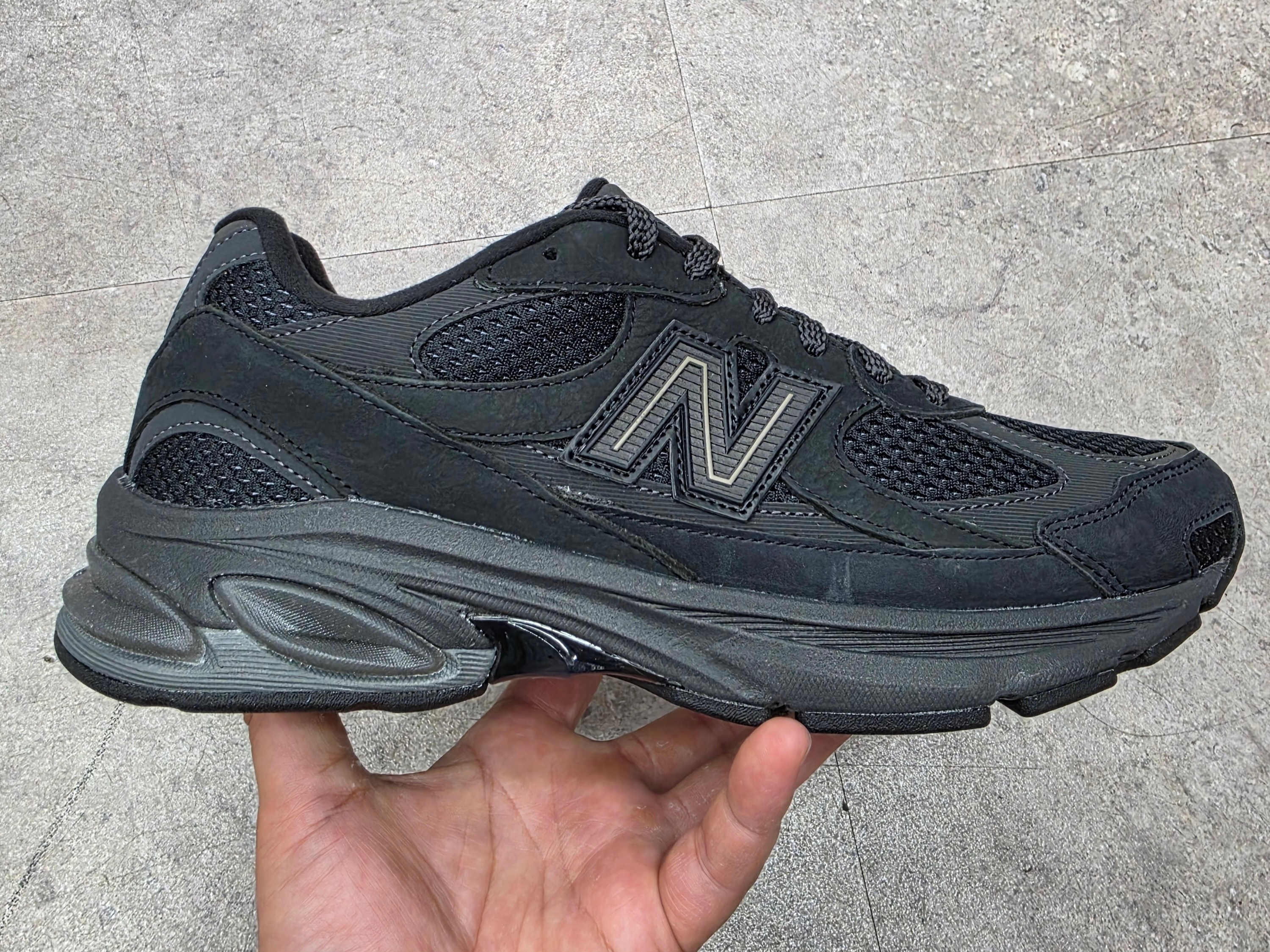 New Balance 2010 Black Black Cement 착용 스타일 - 1