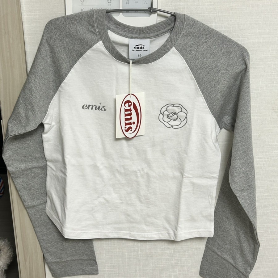 (W) Emis Rose Raglan T-Shirt White 착용 스타일 - 3