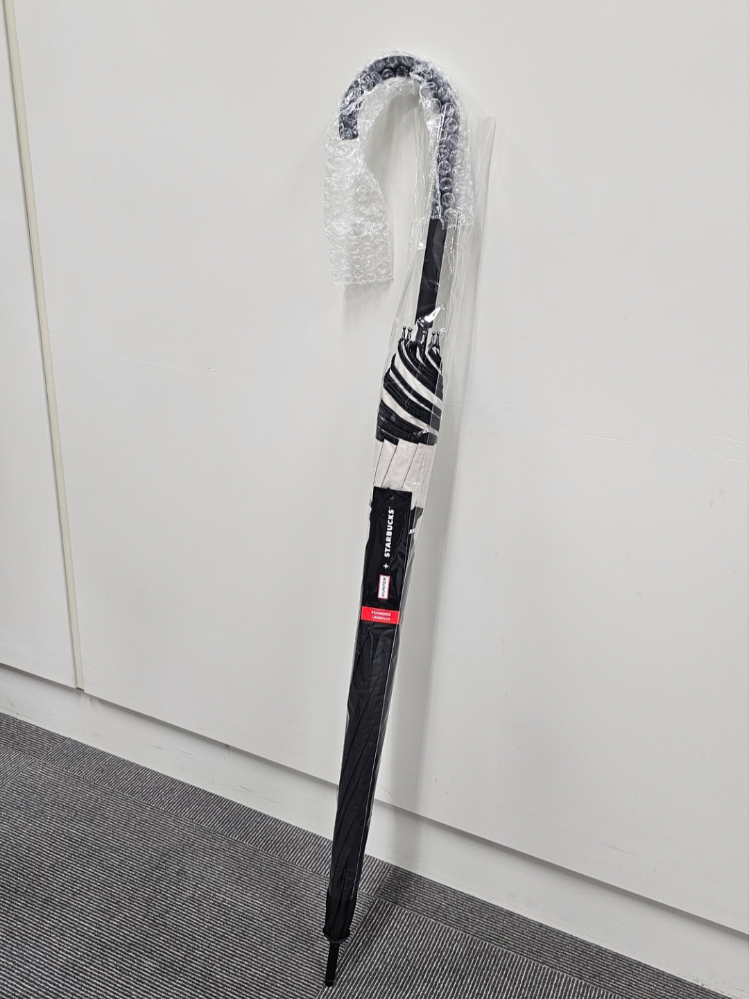 Starbucks x Hunter Light Umbrella Black 착용 스타일