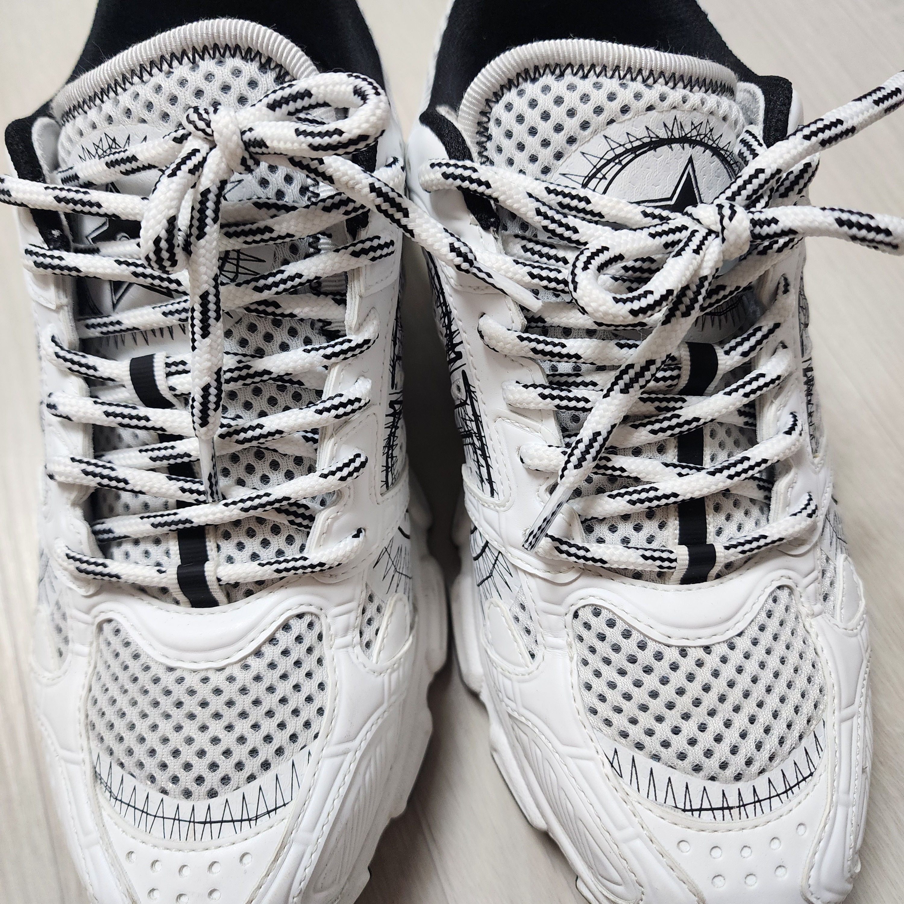 (W) Dior Chrono Sneakers Mesh Laminated Leather White Black 착용 스타일 - 2