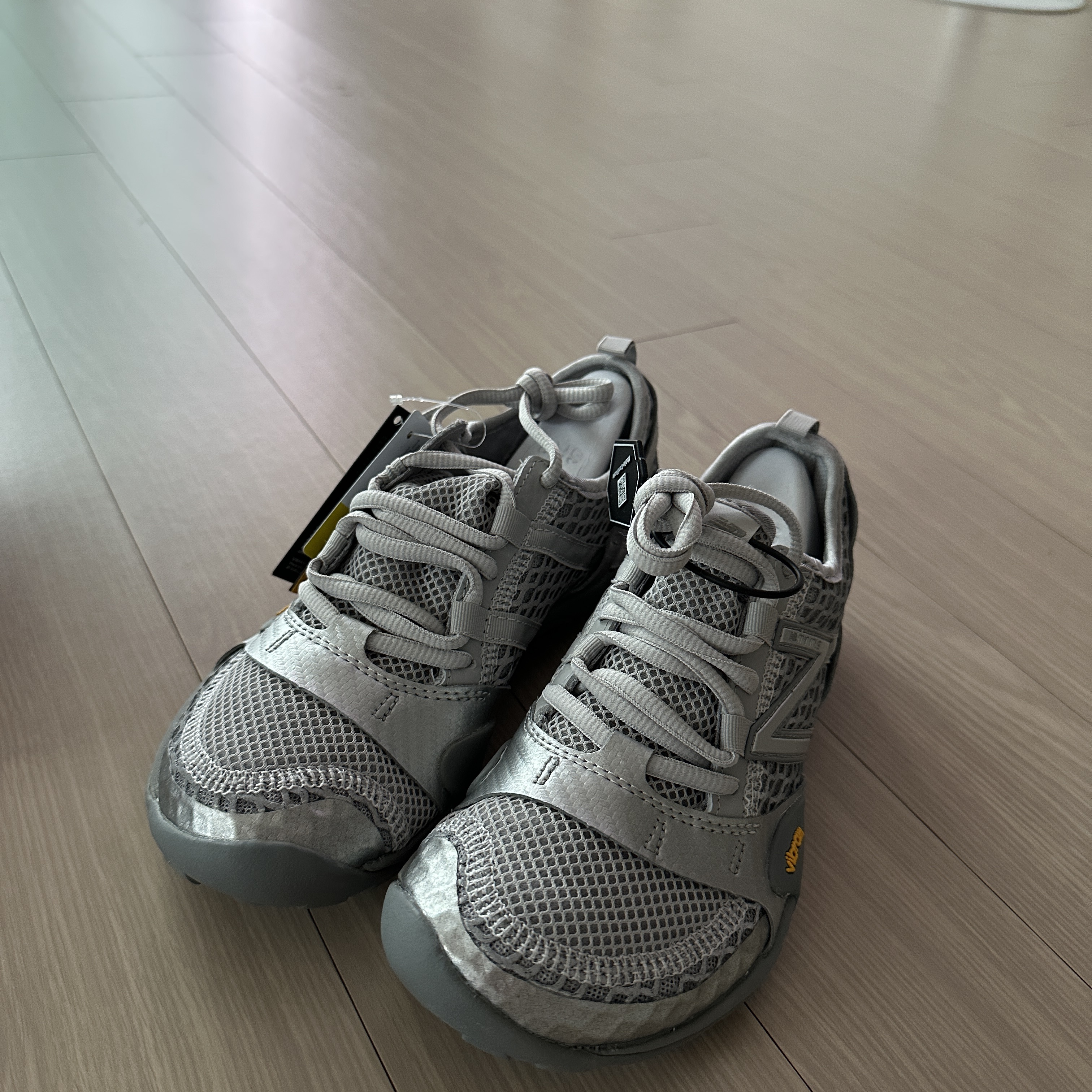 New Balance Minimus MT10O Slate Grey Silver Metallic 착용 스타일 - 2