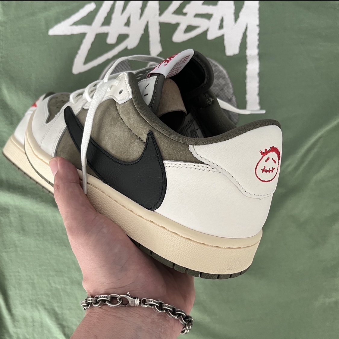 Stussy Angel T-Shirt Green, Jordan 1 x Travis Scott Retro Low OG SP Reverse Olive 착용 스타일 - 3