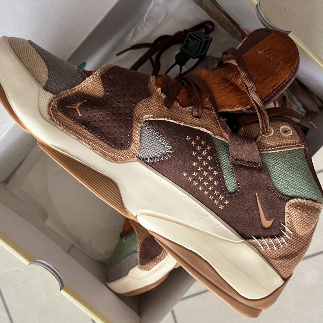Jordan Zion 2 PF Sesame Muslin, Jordan 1 x Zion Williamson Retro Low OG Flax and Oil Green 착용 스타일 - 1