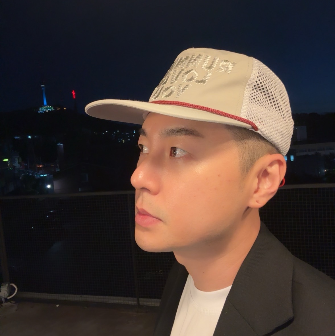 Alex Zono Running Loves You Trucker Hat Silver 착용 스타일